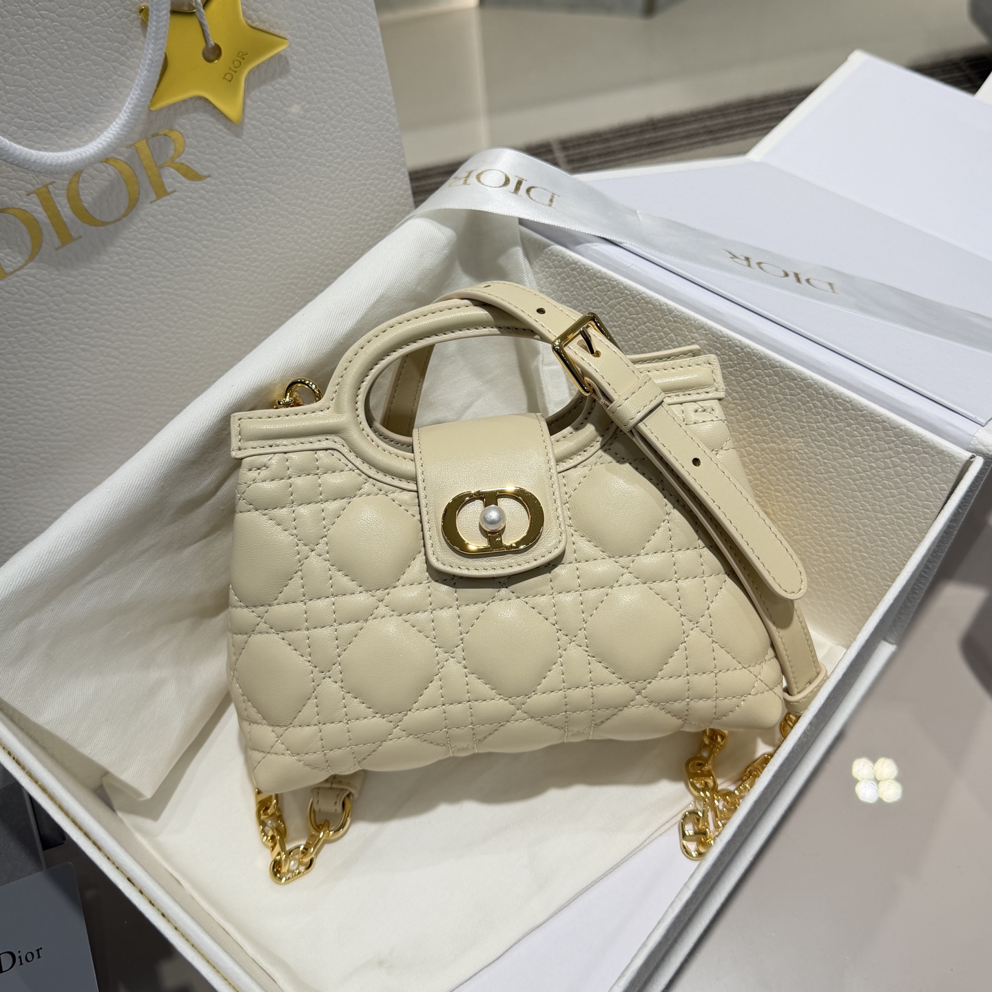 𝑱𝒐𝒍𝒊𝒆 Bolso con cadena de perlas color marfil Producido por Guangdi Llevar elementos dulces es lo más encantador. …