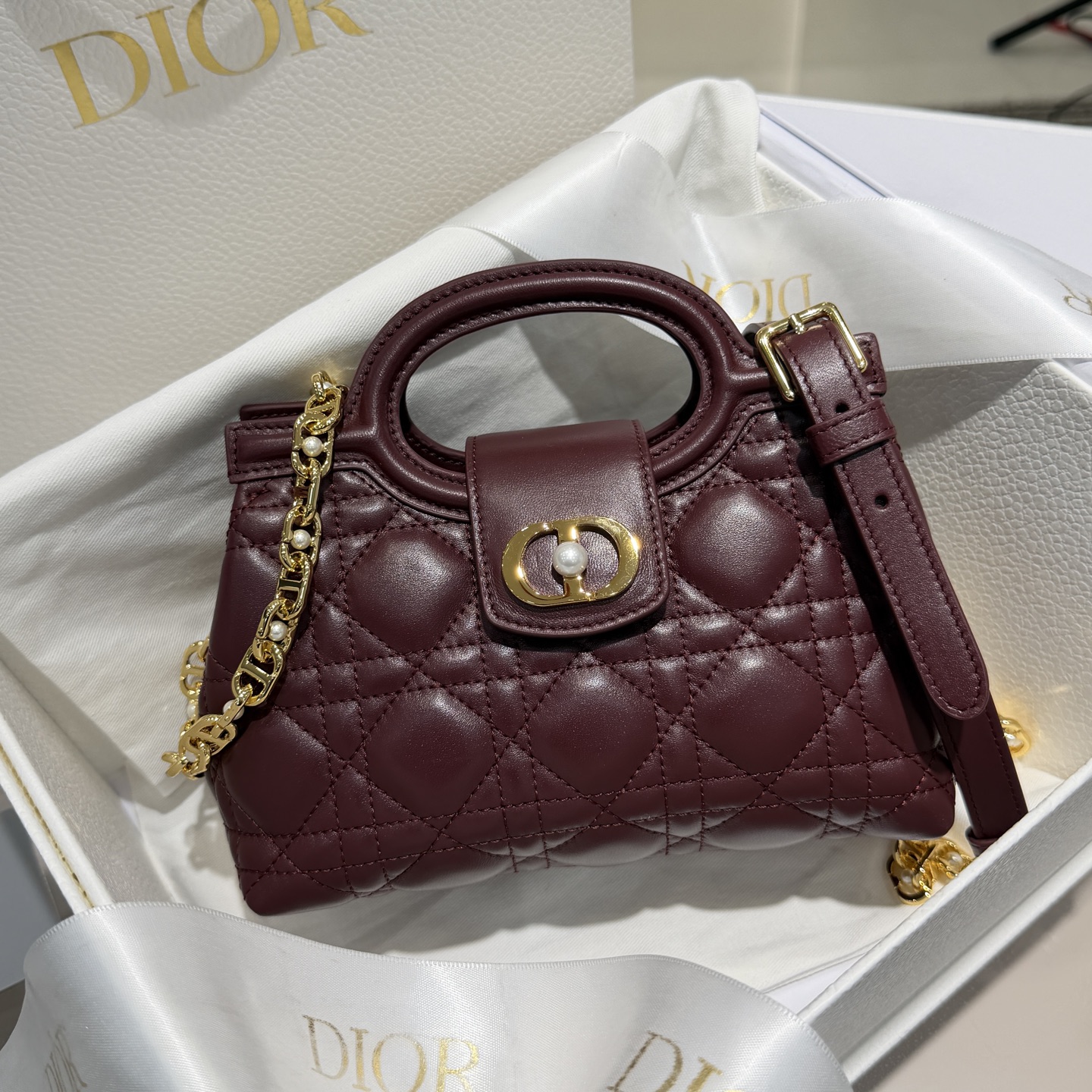 𝑱𝒐𝒍𝒊𝒆 ¡El bolso con cadena de perlas, color burdeos, producido por Dijia, con elementos dulces, es la hija verdade…