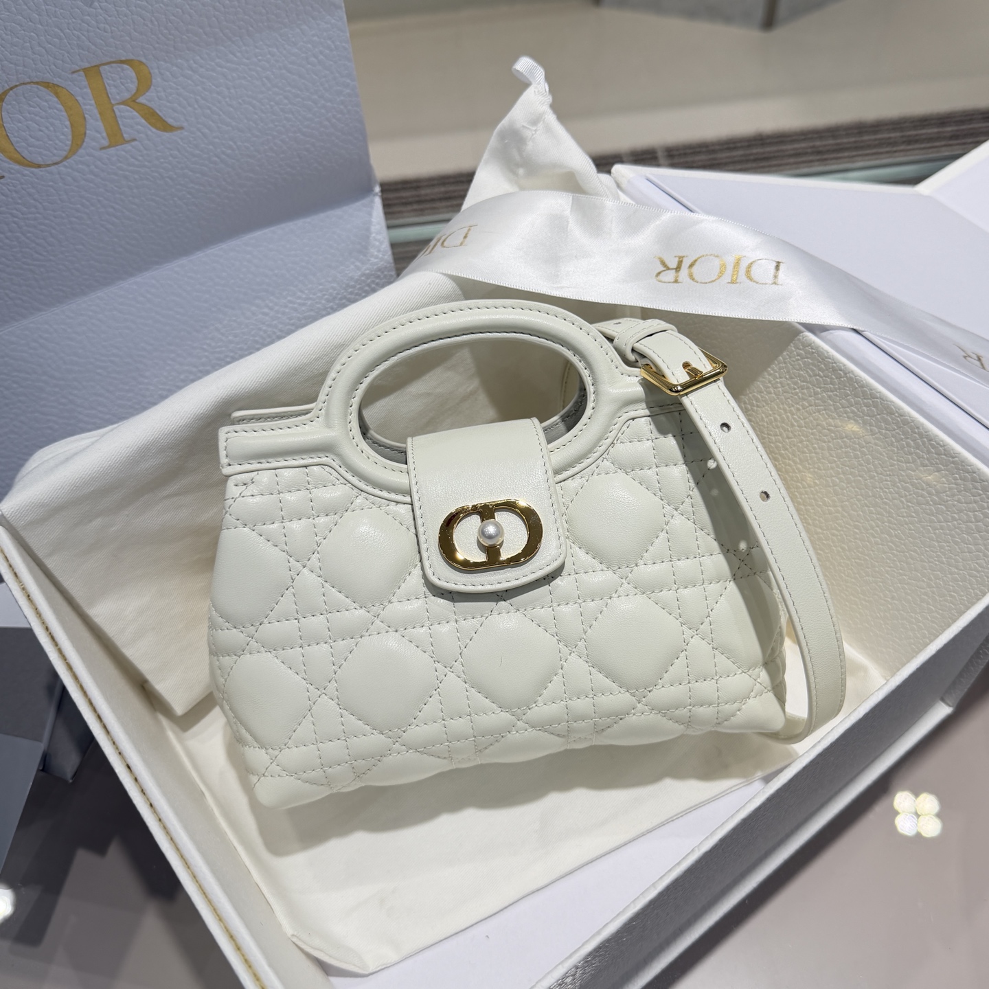 𝑱𝒐𝒍𝒊𝒆 Bolso con cadena de perlas blanco Producido por Guangdi Llevar elementos dulces es lo más encantador. Hija d…