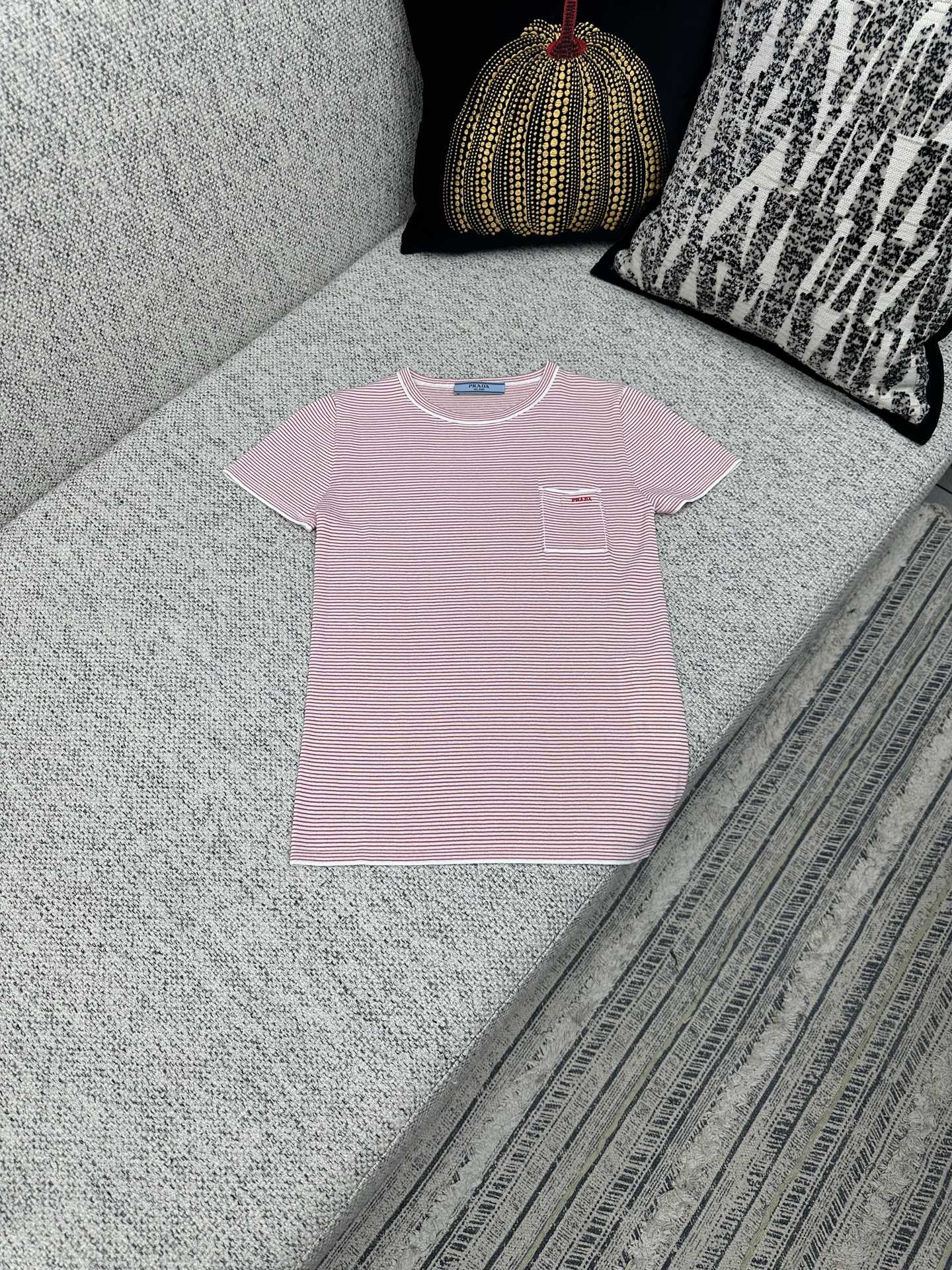 NO:519195,Prada 25ss new style smooth lines and sporty details define this slim-cut short-sleeved sweater. This style features striped patterns and is decorated with embroidered letter logos. 36.38.40.42., prada, sweaters, T-shirt, alexander wang19860909普拉达25ss新款流畅的线条和运动细节定义了此款修身剪裁的短袖毛衣.该款式以条纹图案为特色,并装饰有刺绣字母标志. 码数36.38.40.42.,,prada,sweaters,T-shirt,alexander wang,Men's clothing