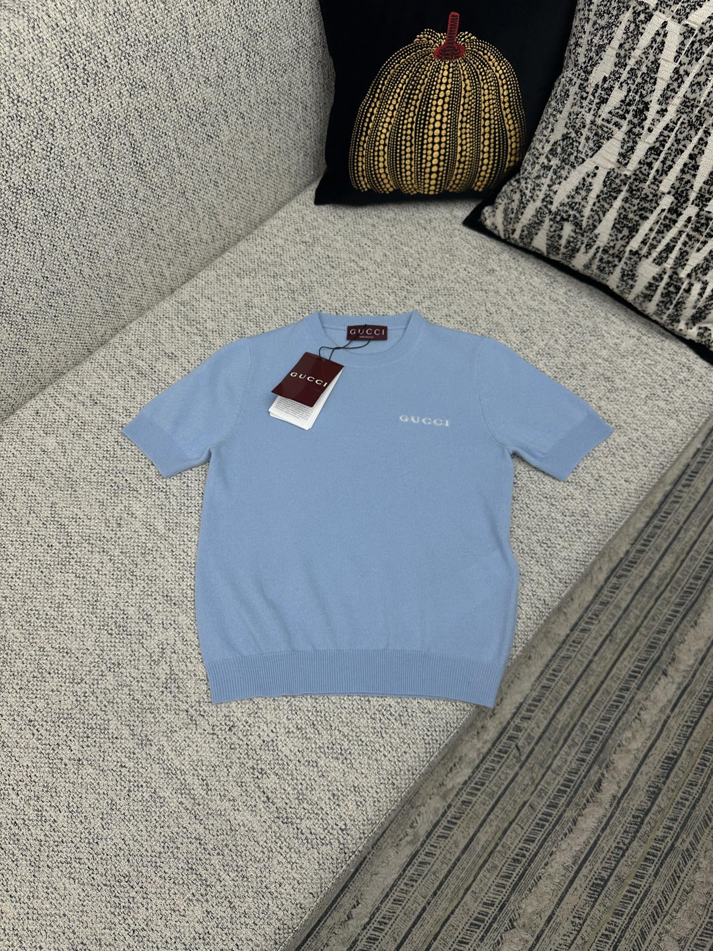 NO:519218,G Home 25ss new cashmere top is elegant in color, and it is ingeniously integrated with Gucci inlay, making the entire design more full. Light blue cashmere size S.M.L.XL., gucci,gucci,alexander wang19860909G家 25ss新款山羊绒上衣色调雅致,匠心融蕴Gucci嵌花,令整个设计愈发饱满. 浅蓝色山羊绒 码数S.M.L.XL.,,gucci,gucci,alexander wang,Men's clothing