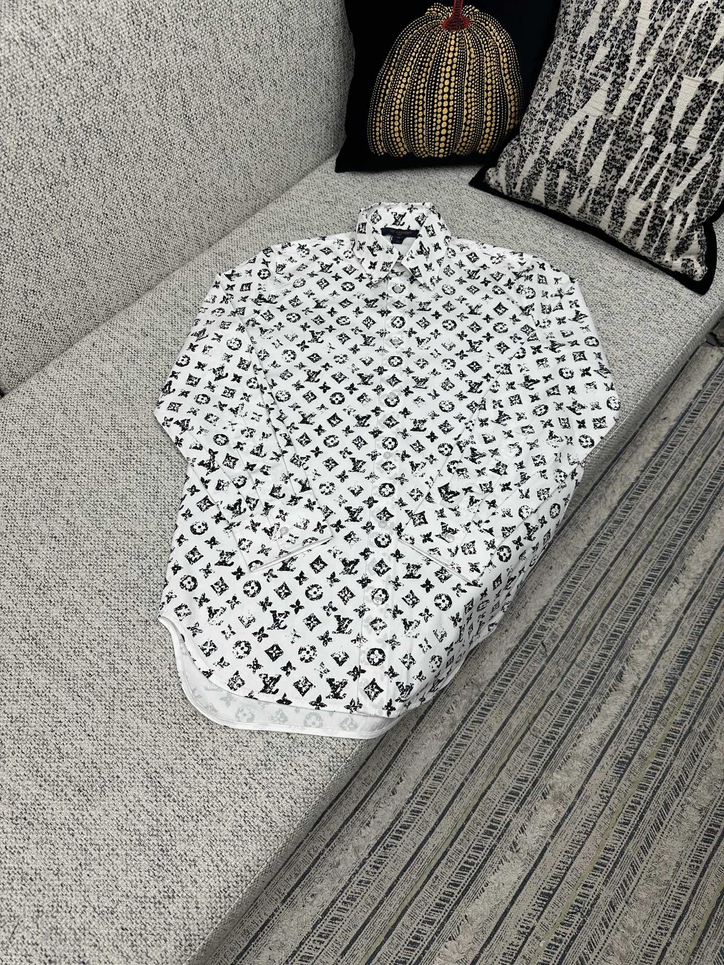 NO:519196,The new shirt of the Donkey 25ss is made of soft and light silk cotton blend, which uses a full-frame Monogram cut flower to present a rich texture. Contrasting buttons and chest patch pockets add more detailed details. S.M.L.XL.,,louis vuitton,louis vuitton,shirts,alexander wang19860909驴家 25ss新款衬衫选用柔软轻盈的丝棉混纺,以全幅 Monogram 剪花呈现丰盈肌理.撞色纽扣与胸前贴袋再添考究细节. 码数S.M.L.XL.,,louis vuitton,louis vuitton,shirts,alexander wang,Men's clothing