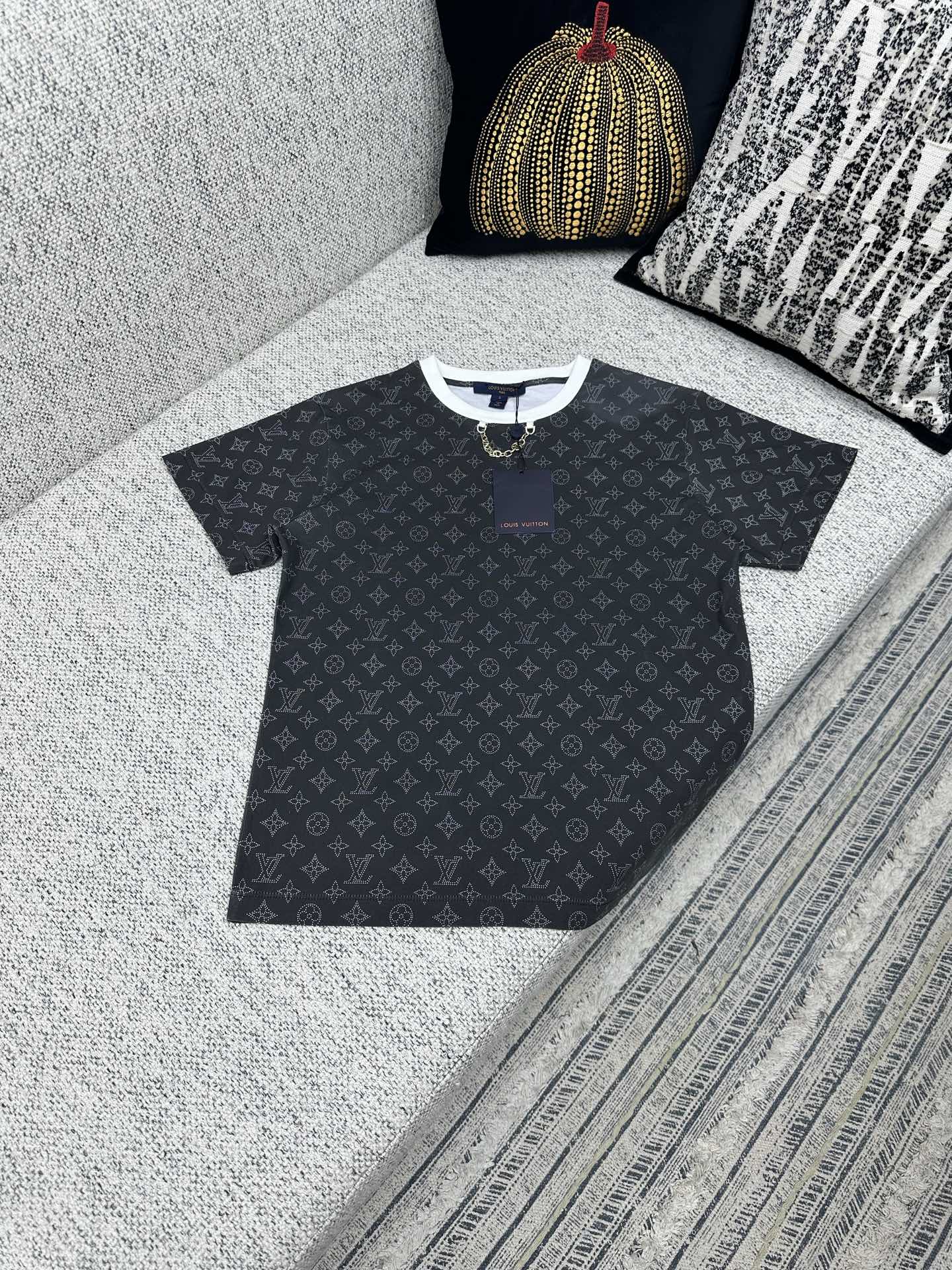 NO:519202,Donkey 25ss new T-shirt is made of breathable cotton knitted, and it upgrades daily style with a casual silhouette. The neckline LV chain belt decoration adds a classic touch. S.M.L.,,louis vuitton,louis vuitton,louis vuitton,alexander wang19860909驴家25ss新款 T 恤取材透气棉质针织,以闲适廓形升级日常造型.领口 LV 链带装饰再添经典一笔. 码数S.M.L.,,louis vuitton,louis vuitton,louis vuitton,alexander wang,Men's clothing