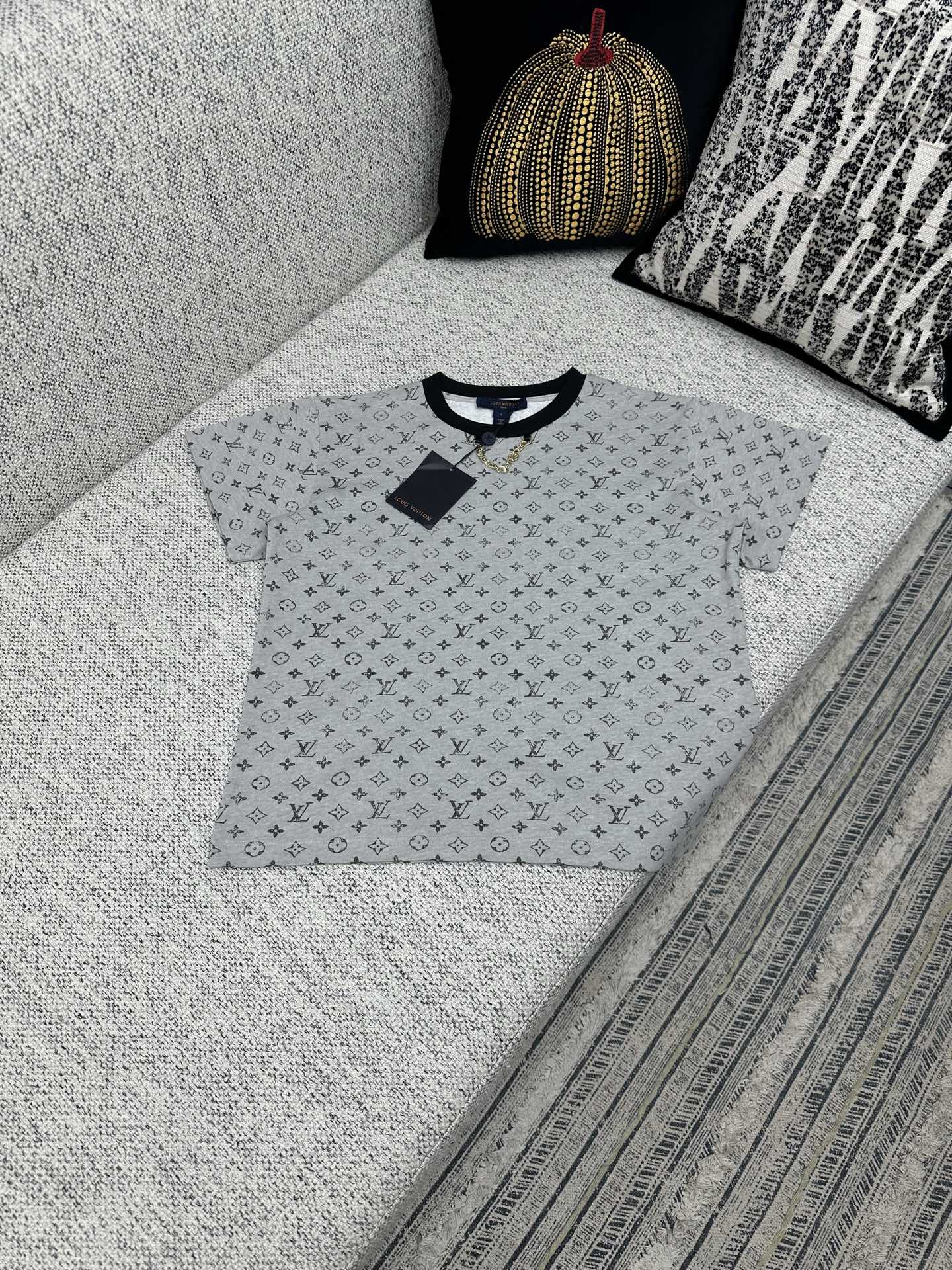 NO:519208,The new T-shirt of the Donkey 25ss is made of soft cotton knitted, and the classic style is perfected with a ribbed round neck. The full Monogram pattern presents a retro washing texture, and the dazzling LV chain adds modern brand elements. S.M.L.,,louis vuitton,louis vuitton,louis vuitton,alexander wang19860909驴家 25ss新款 T 恤取材柔软棉质针织,以罗纹圆领完善经典格调.全幅 Monogram 图案呈现复古水洗质感,耀目 LV 链条再添摩登品牌元素. 码数S.M.L.,,louis vuitton,louis vuitton,louis vuitton,alexander wang,Men's clothing