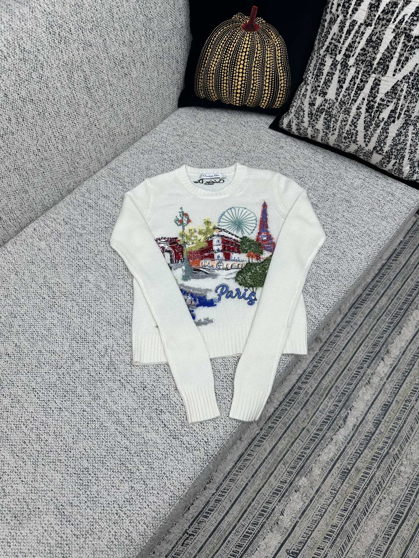 NO:519228,Dior 25ss new sweater comes from the Dior Souvenir limited series, embroidered with multi-color Dior Souvenir pattern embroidery, using colorful colors to highlight the local distinctive features, vividly depicting this highly valued destination by Dior. It is carefully crafted with white cashmere fabric, with regular styles and ribbed trim. It can enhance the style of various styles of the four seasons, or it can be matched with other items from the Dior Souvenir limited series. S.M.L.,,dior,dior,alexander wang19860909迪奥 25ss新款针织衫来自 Dior Souvenir 限定系列,饰以多色 Dior Souvenir 图案刺绣,运用缤纷色彩突显当地的鲜明特色,生动描绘这处备受 Dior 珍视的目的地.采用白色山羊绒织物精心制作,常规版型搭配罗纹饰边.可为四季各式造型提升格调,也可与 Dior Souvenir 限定系列的其他单品搭配. 码数S.M.L.,,dior,dior,alexander wang,Men's clothing