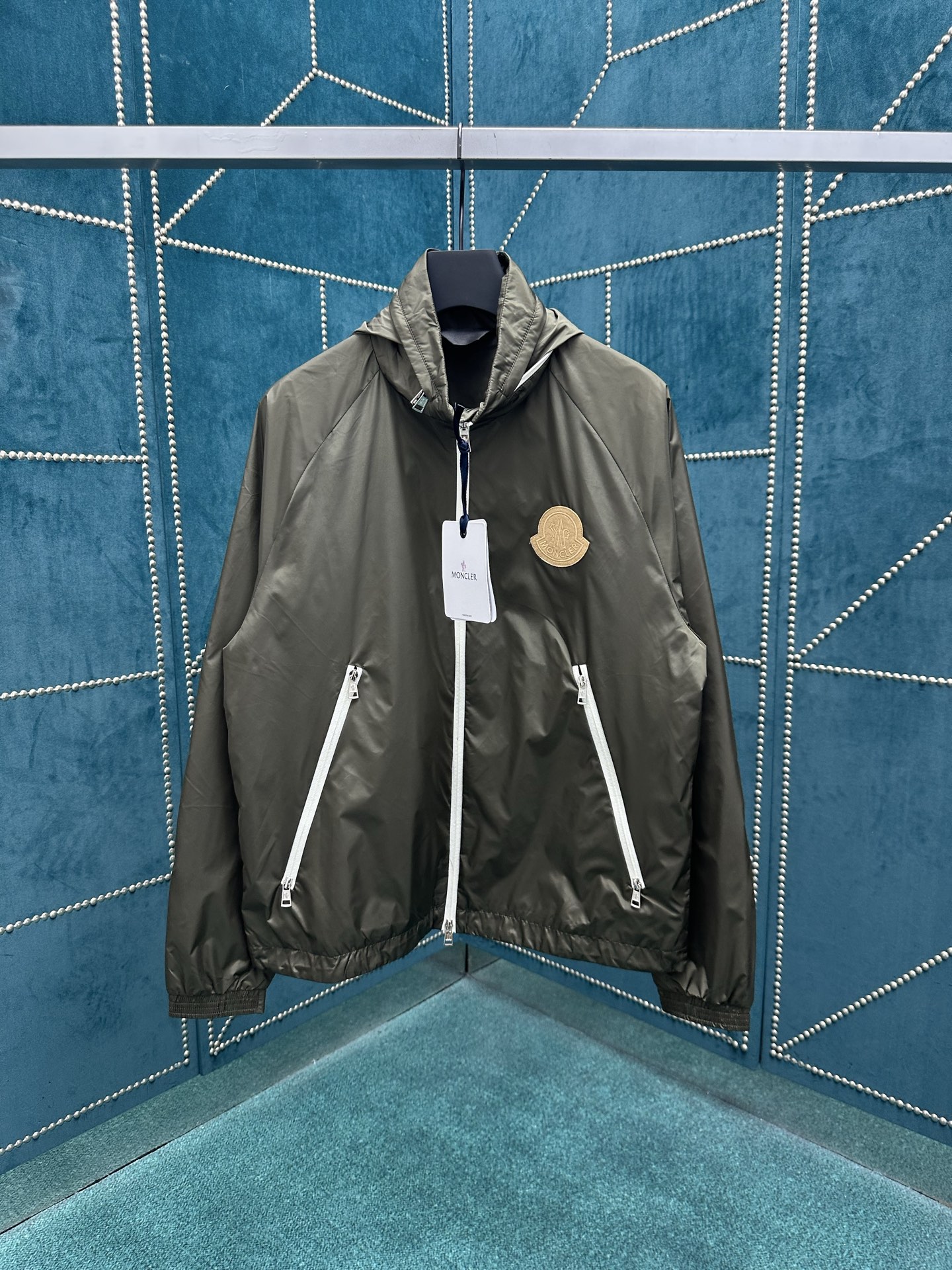 NO:512951,The new stand collar storage hat logo decal jacket, high version!  Code count 48.50.52.54.56.,Moncler,jackets & coats,hats,alexander wang19860909蒙口25ss新款立领收纳帽徽标贴花外套,高版本！ 码数48.50.52.54.56.,,Moncler,jackets & coats,hats,alexander wang,Men's clothing