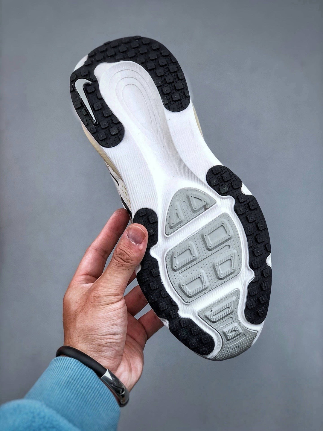Nike Air Zoom Vomero 18: Comfortable, Cushioned, and Slip-Resistant Running Shoes 9 i1740231977105 4990 0 7