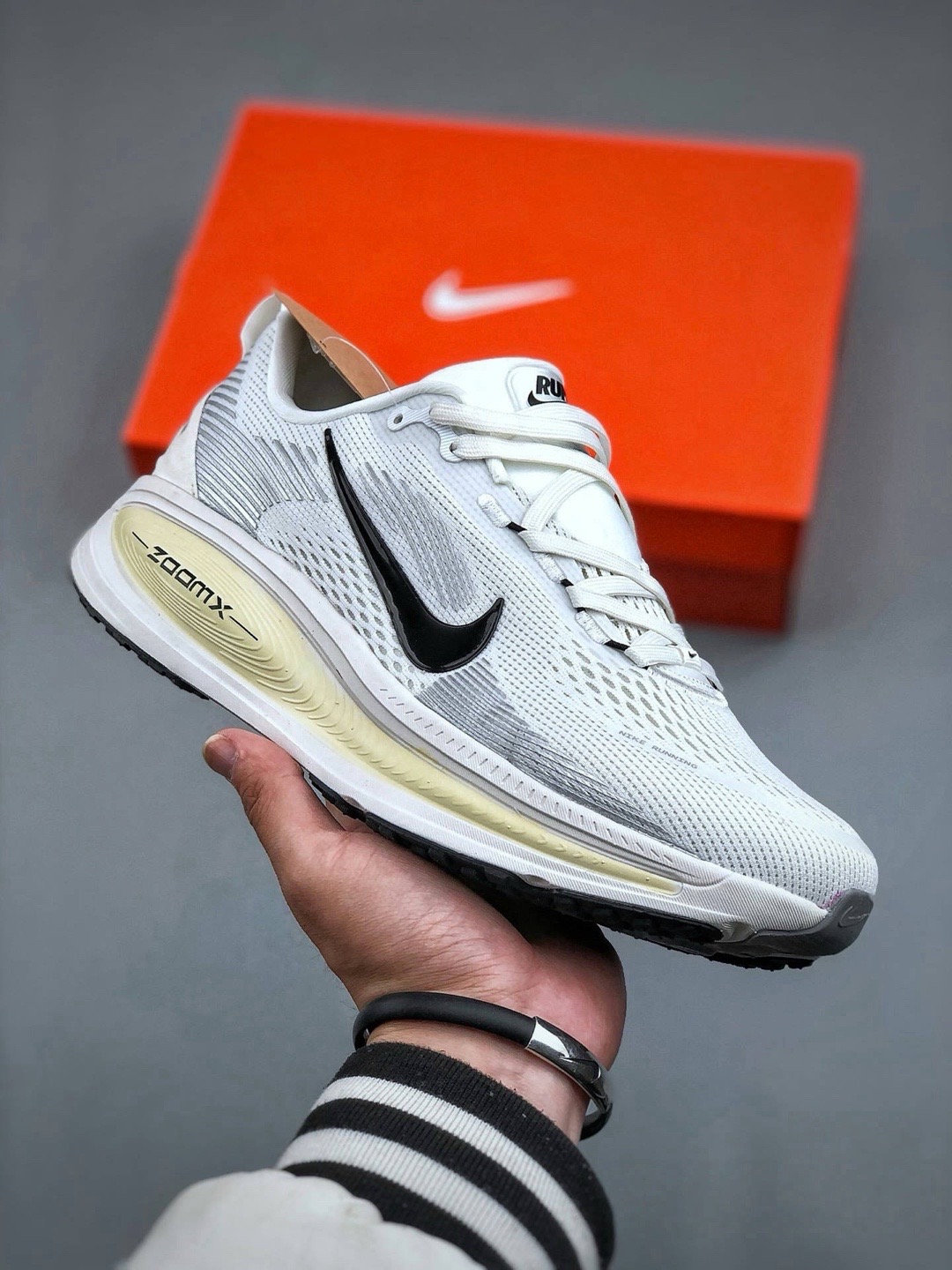 Nike Air Zoom Vomero 18: Comfortable, Cushioned, and Slip-Resistant Running Shoes 1 Nike Air Zoom Vomero 18: Comfortable, Cushioned, and Slip-Resistant Running Shoes