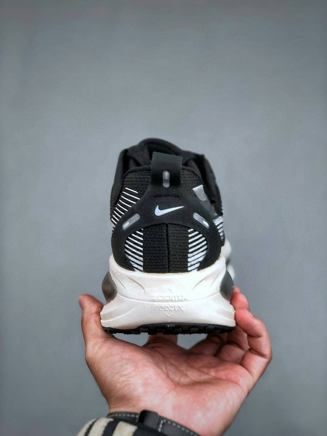 Nike Air Zoom Vomero 18 Running Shoes - Comfort, Cushioning, and Style 7 i1740232096661 9486 0 5