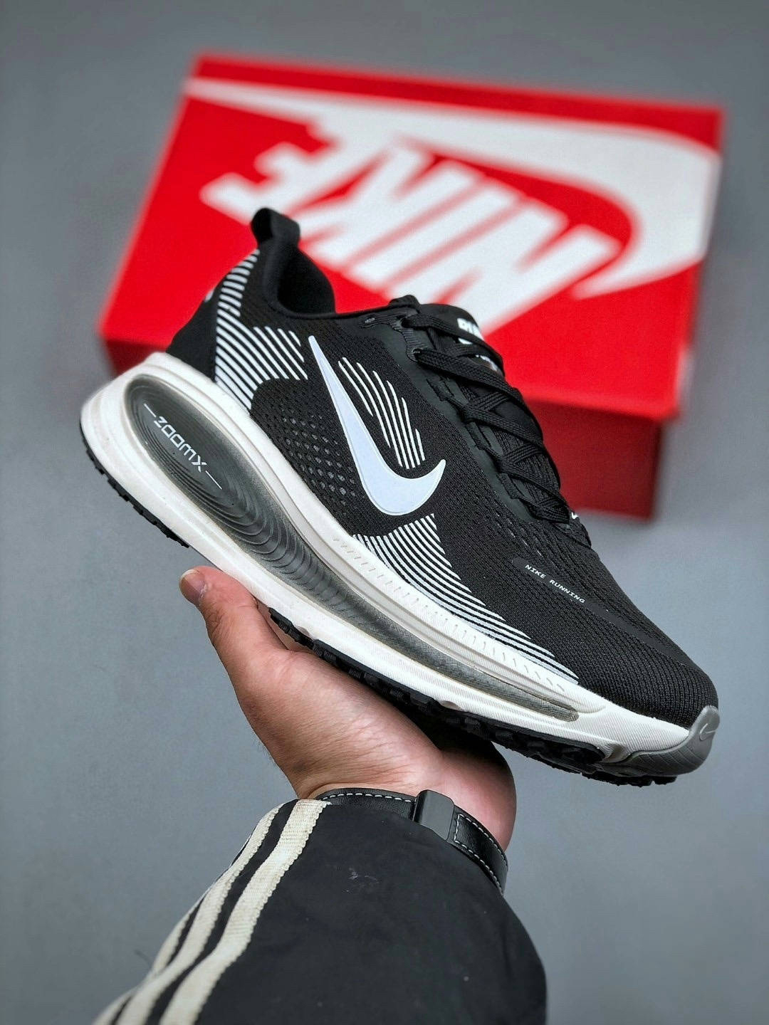 Nike Air Zoom Vomero 18 Running Shoes - Comfort, Cushioning, and Style 1 Nike Air Zoom Vomero 18 Running Shoes - Comfort, Cushioning, and Style