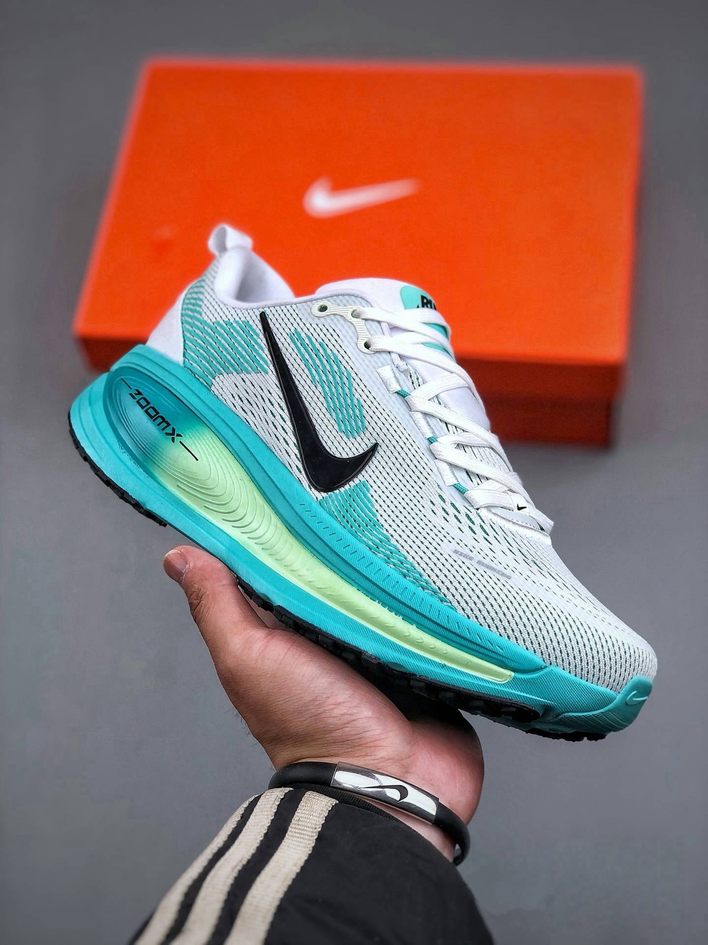 Nike Air Zoom Vomero 18 Running Shoes - Comfort, Cushioning, and Style 1 Nike Air Zoom Vomero 18 Running Shoes - Comfort, Cushioning, and Style