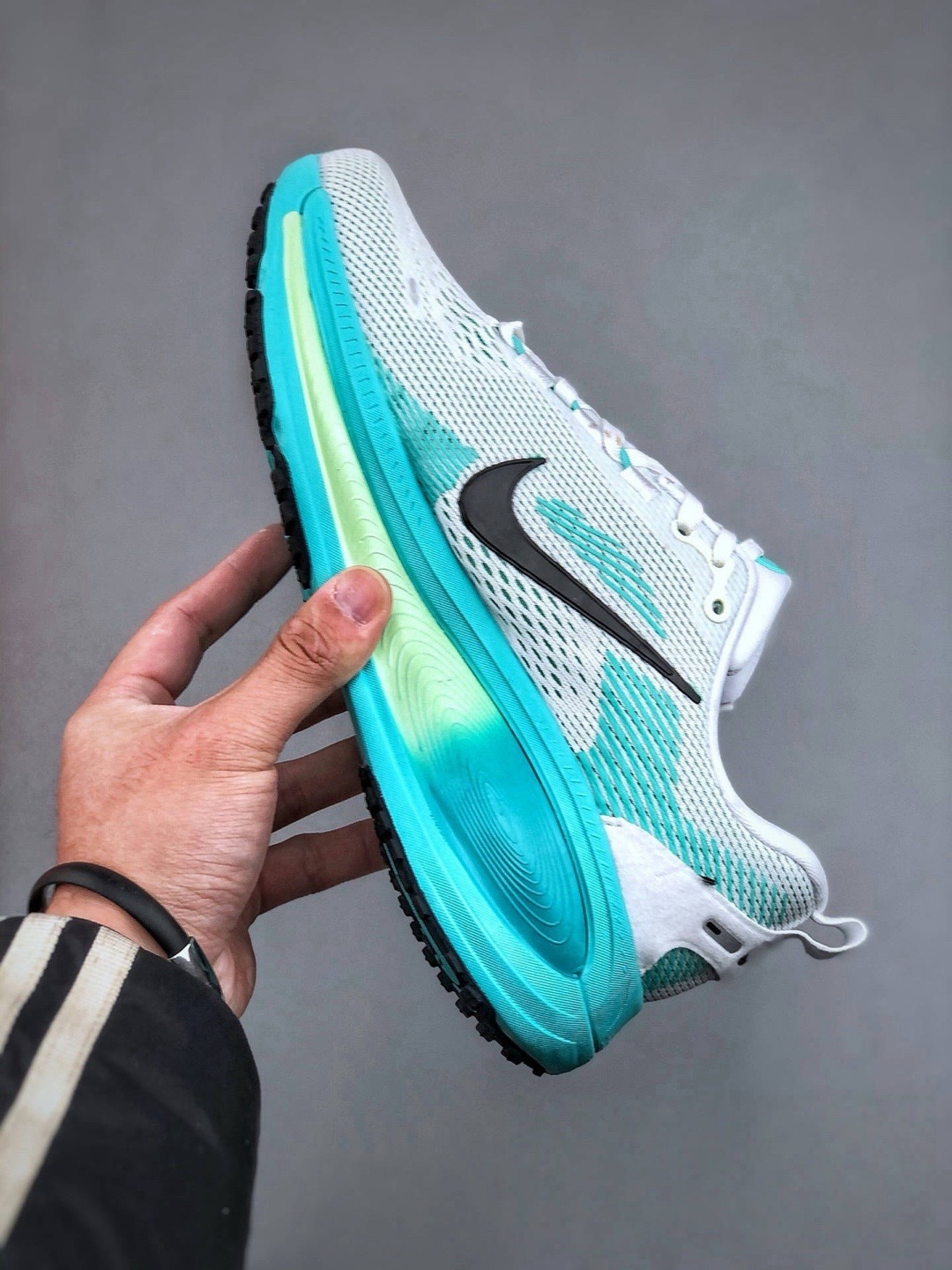Nike Air Zoom Vomero 18 Running Shoes - Comfort, Cushioning, and Style 4 i1740232282183 8980 0 2