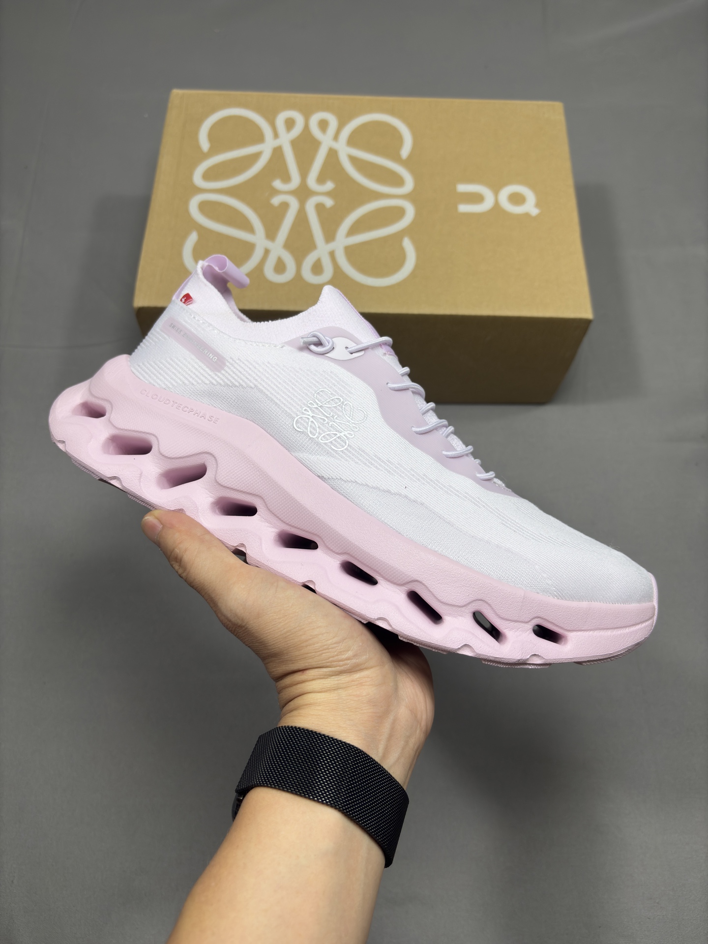 NO:347064,Real price Spot Pure original version LOEWE X ON Cloudtilt Luo Yiwei Co-branded lightweight sports and casual shoes running shoes!  Size 36-41, loewe, loewe19860909实价 现货 纯原版本 LOEWE X ON 昂跑Cloudtilt 罗意威 联名轻量运动休闲鞋跑鞋！尺码36-41,,loewe,loewe,Men's shoes
