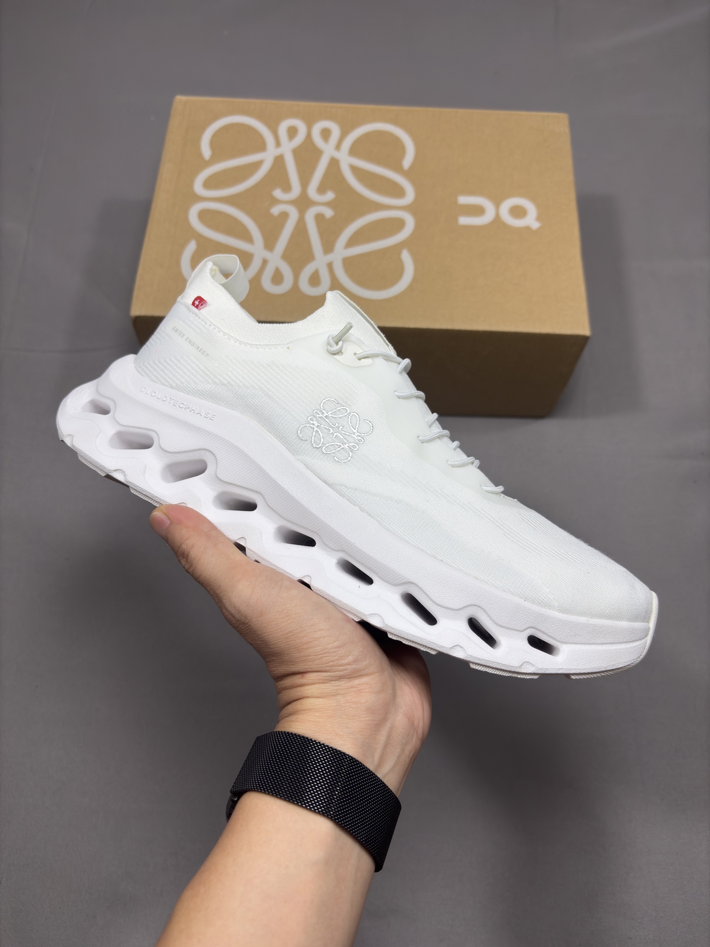 NO:347103,Real price Spot Pure original version LOEWE X ON Cloudtilt Luo Yiwei Co-branded lightweight sports and casual shoes running shoes!  Size 36-46, loewe, loewe19860909实价 现货 纯原版本 LOEWE X ON 昂跑Cloudtilt 罗意威 联名轻量运动休闲鞋跑鞋！ 尺码36-46,,loewe,loewe,Men's shoes