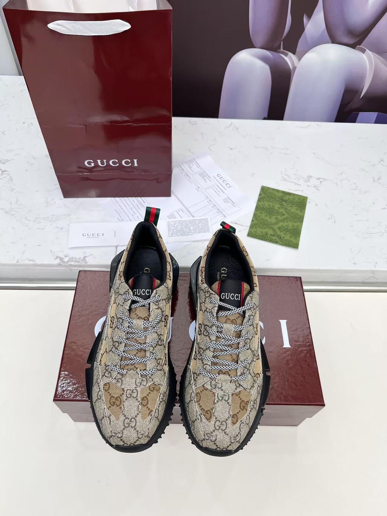 Los nuevos zapatos casuales para hombre de GUCCI, un clásico artefacto de moda para presbicia que combina con el color,…