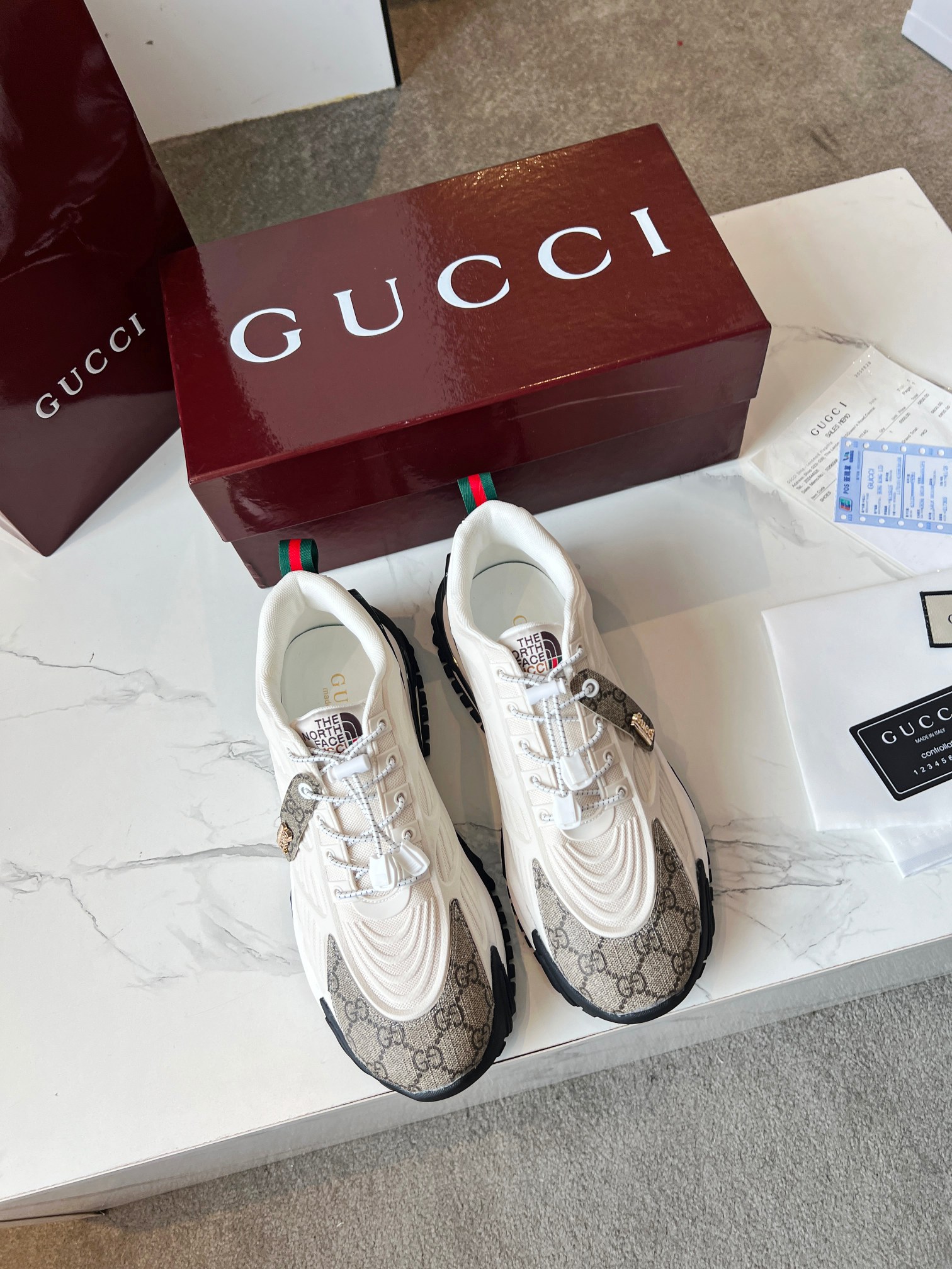 Las zapatillas de deporte de edición limitada de marca compartida GUCCI The Northe Face para hombre son otro artefacto …