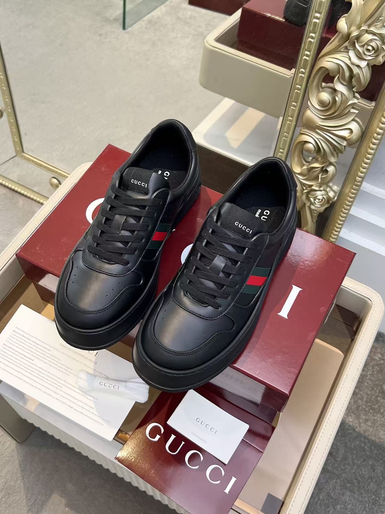 NO:729362,GUCCI 2025 autumn and winter series biscuit shoes for men and women. Full leather body with classic red and green webbing. Full of retro luxury [celebration]. Sports fabric lining is light and breathable. Increased thick sole design. Easily create a sense of long legs. Ultra-light outsole. Comfortable foot feel. Double G logo on the heel. Low-key and recognizable. Men's size 39-45. Women's size customization. Real price, gucci19860909GUCCI 2025秋冬系列 男女同款饼干鞋 全皮鞋身搭配经典红绿织带 复古奢华感拉满[庆祝] 运动织物内衬轻盈透气 增高厚底设计 轻松打造出大长腿既视感,超轻大底 脚感舒适,鞋后跟双G标志 低调又有辨识度男码39-45 女码定制 实价,,gucci,Men's shoes