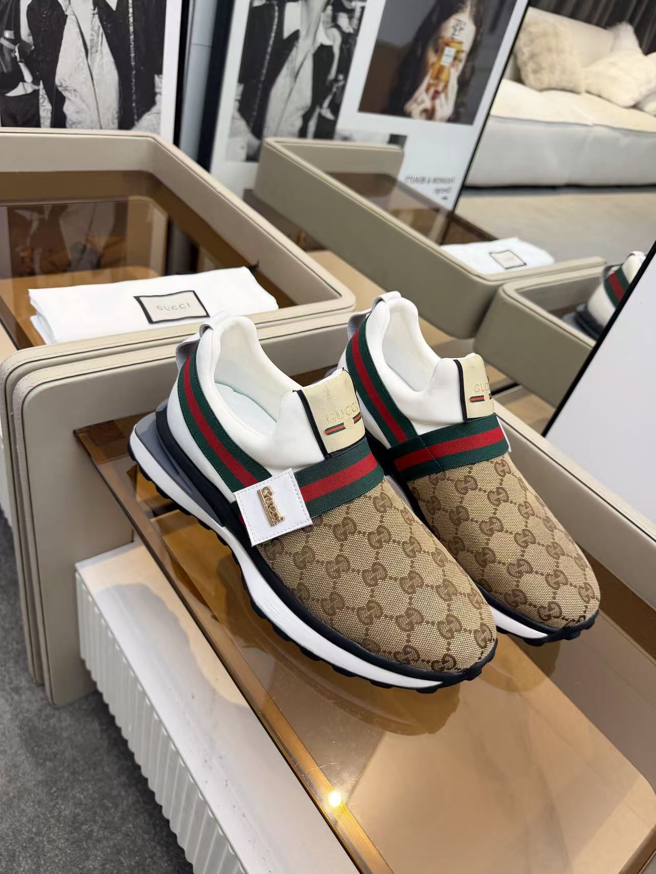 Nuevos zapatos deportivos casuales para hombre de GUCCI, patrón de letras icónico, combinados con correas clásicas roja…