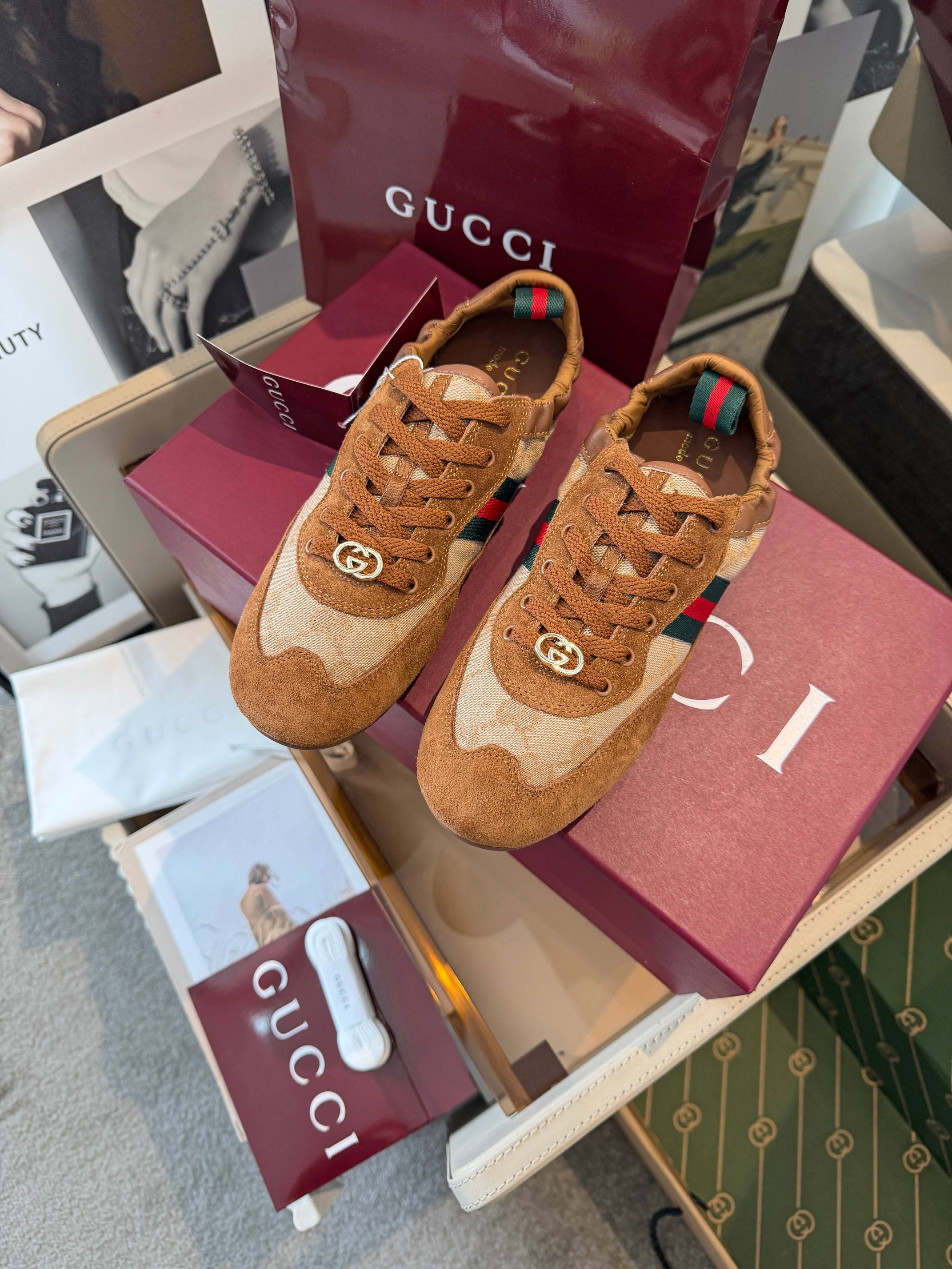 Los nuevos y versátiles zapatos tesoro Shift de GUCCI son un artículo cómodo que vale la pena comprar esta temporada. L…