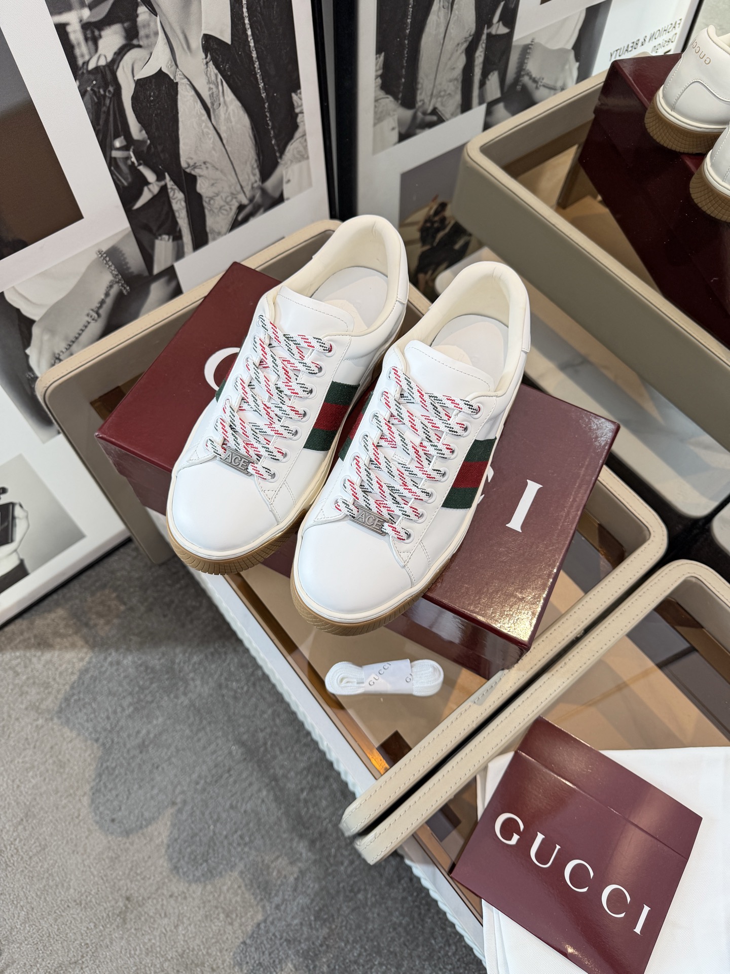 Los nuevos zapatos para hombre de GUCCI, los elementos clásicos de las correas y la combinación de colores en blanco y …