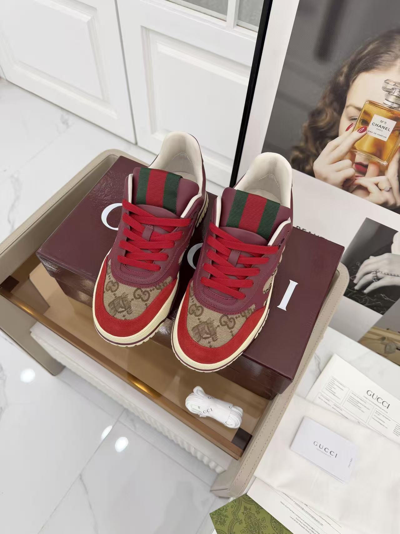 Las nuevas zapatillas deportivas de GUCCI, la última combinación de colores limitada para otoño e invierno, recientemen…