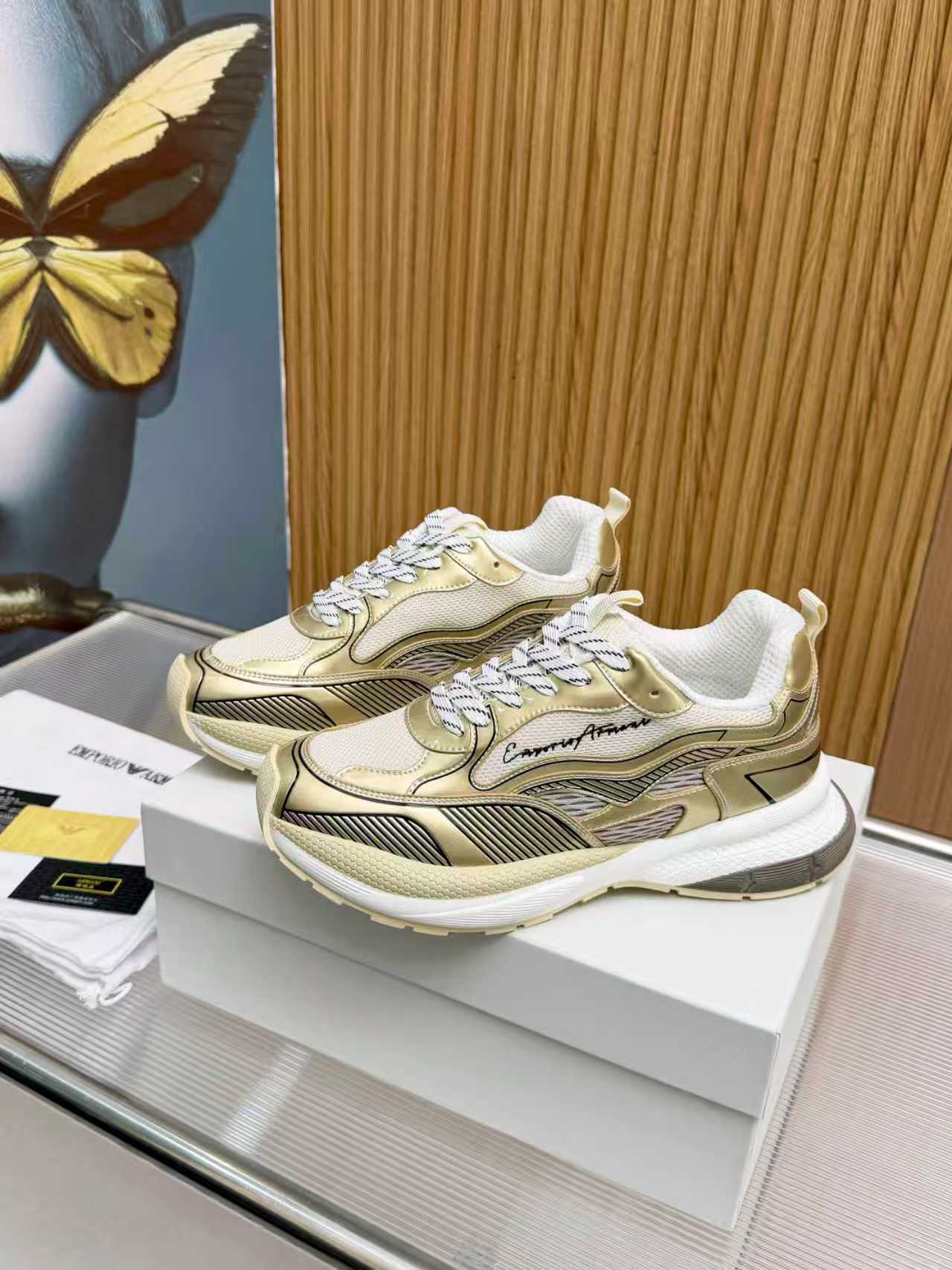 🔥🔥Las nuevas zapatillas de Armani están diseñadas con cordones bajos. El empalme de la parte superior añade capas vis…