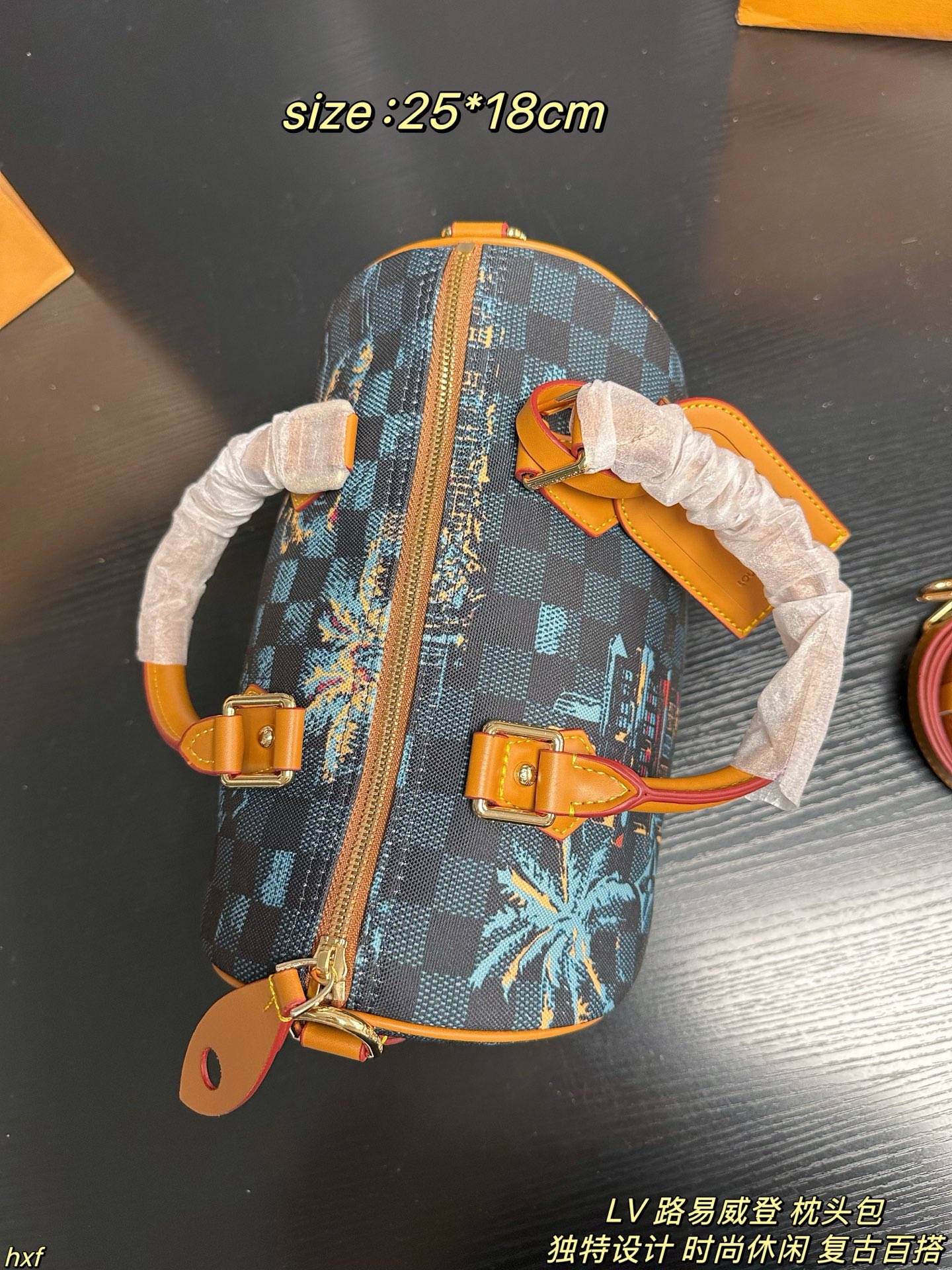 ❤️450包邮/原单代购级别
配盒
LV 路易威登 枕头包
LV 男孩 | 迈阿密之旅空,以迈阿密海滩为背景,展现了LV 男孩们到达后的度假衣橱。这轮的男士早秋系列好像比想像中吸引,每次拿东西都心情超好!尺寸超实用,13寸电脑、文件、水杯、化妆品轻松装下。一包多用超贴心。日常通勤、休闲出行都适配。搭西装干练,配T恤牛仔裤随性,完全不挑风格。
尺寸:25*18cm