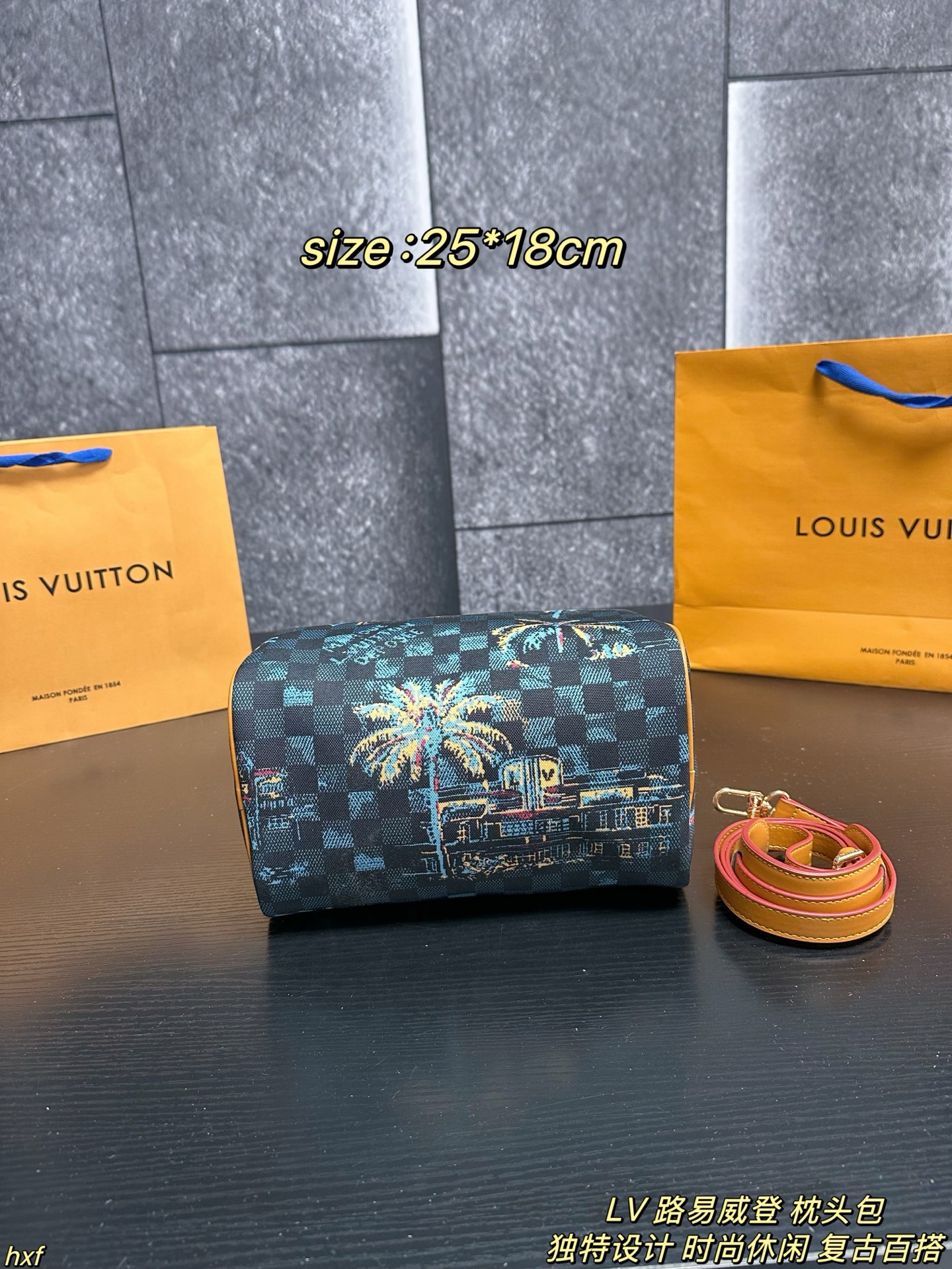 ❤️450包邮/原单代购级别
配盒
LV 路易威登 枕头包
LV 男孩 | 迈阿密之旅空,以迈阿密海滩为背景,展现了LV 男孩们到达后的度假衣橱。这轮的男士早秋系列好像比想像中吸引,每次拿东西都心情超好!尺寸超实用,13寸电脑、文件、水杯、化妆品轻松装下。一包多用超贴心。日常通勤、休闲出行都适配。搭西装干练,配T恤牛仔裤随性,完全不挑风格。
尺寸:25*18cm