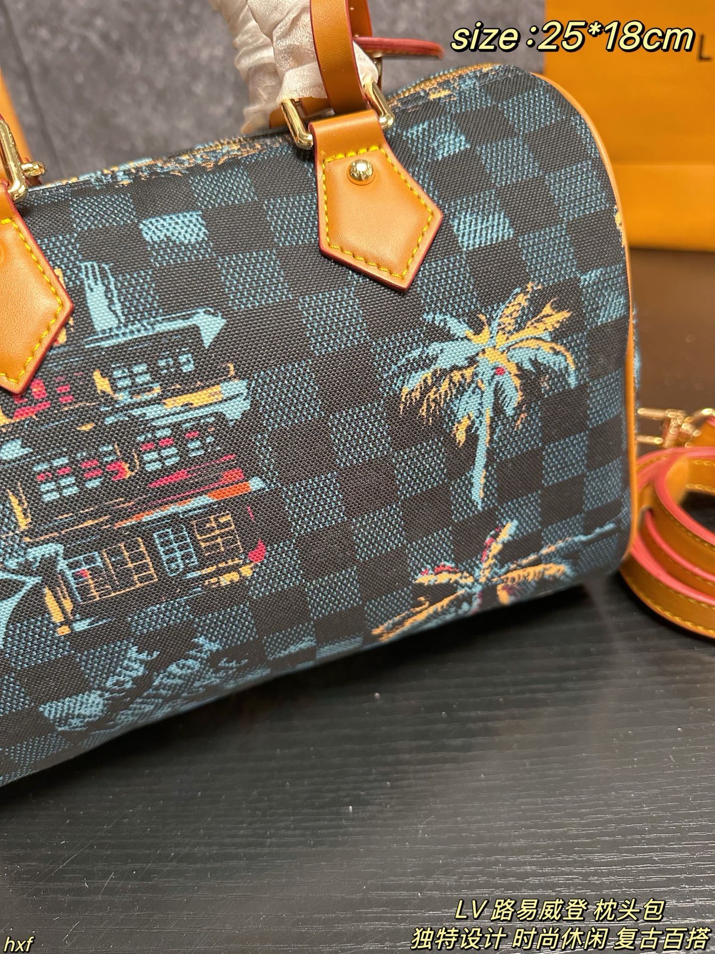 ❤️450包邮/原单代购级别
配盒
LV 路易威登 枕头包
LV 男孩 | 迈阿密之旅空,以迈阿密海滩为背景,展现了LV 男孩们到达后的度假衣橱。这轮的男士早秋系列好像比想像中吸引,每次拿东西都心情超好!尺寸超实用,13寸电脑、文件、水杯、化妆品轻松装下。一包多用超贴心。日常通勤、休闲出行都适配。搭西装干练,配T恤牛仔裤随性,完全不挑风格。
尺寸:25*18cm