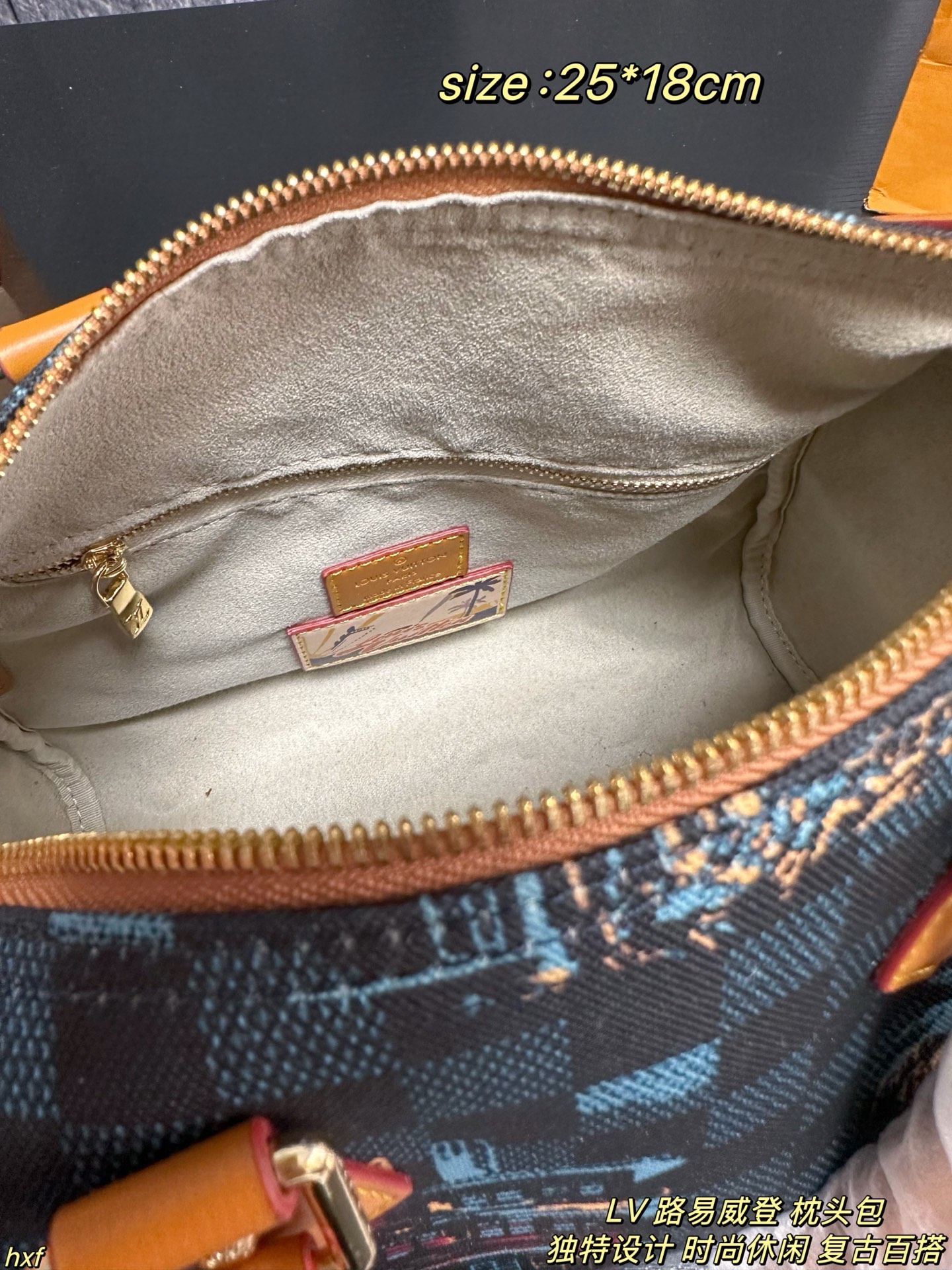 ❤️450包邮/原单代购级别
配盒
LV 路易威登 枕头包
LV 男孩 | 迈阿密之旅空,以迈阿密海滩为背景,展现了LV 男孩们到达后的度假衣橱。这轮的男士早秋系列好像比想像中吸引,每次拿东西都心情超好!尺寸超实用,13寸电脑、文件、水杯、化妆品轻松装下。一包多用超贴心。日常通勤、休闲出行都适配。搭西装干练,配T恤牛仔裤随性,完全不挑风格。
尺寸:25*18cm