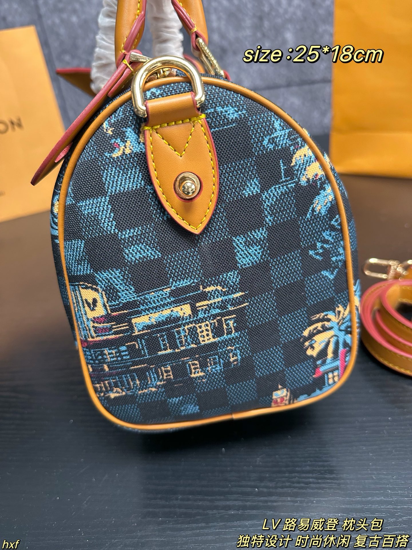 ❤️450包邮/原单代购级别
配盒
LV 路易威登 枕头包
LV 男孩 | 迈阿密之旅空,以迈阿密海滩为背景,展现了LV 男孩们到达后的度假衣橱。这轮的男士早秋系列好像比想像中吸引,每次拿东西都心情超好!尺寸超实用,13寸电脑、文件、水杯、化妆品轻松装下。一包多用超贴心。日常通勤、休闲出行都适配。搭西装干练,配T恤牛仔裤随性,完全不挑风格。
尺寸:25*18cm