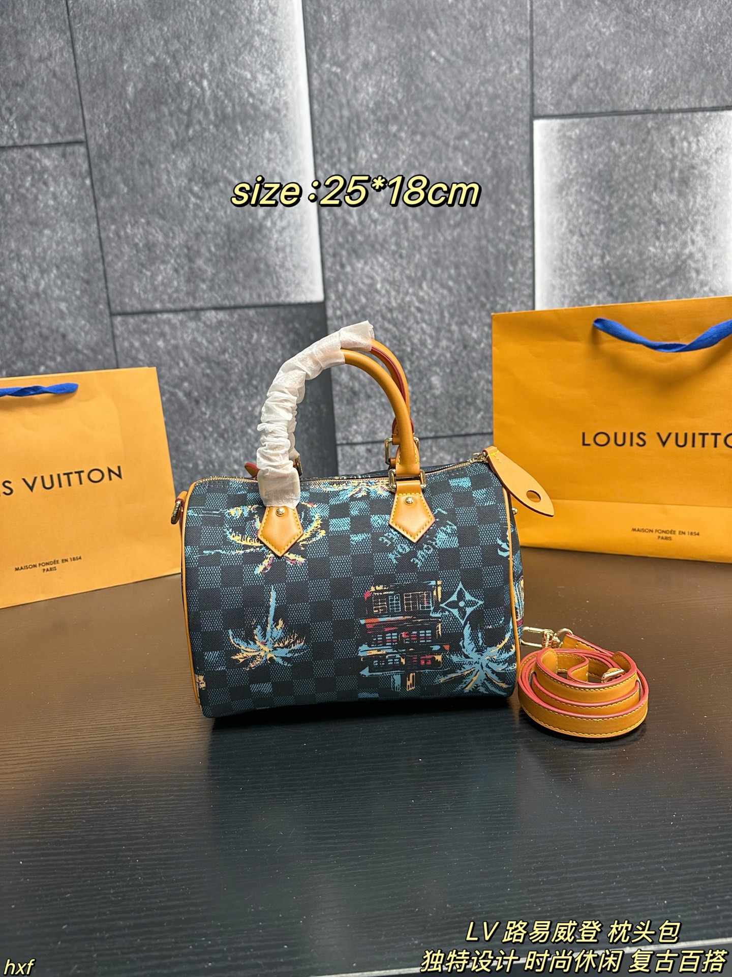 ❤️450包邮/原单代购级别
配盒
LV 路易威登 枕头包
LV 男孩 | 迈阿密之旅空,以迈阿密海滩为背景,展现了LV 男孩们到达后的度假衣橱。这轮的男士早秋系列好像比想像中吸引,每次拿东西都心情超好!尺寸超实用,13寸电脑、文件、水杯、化妆品轻松装下。一包多用超贴心。日常通勤、休闲出行都适配。搭西装干练,配T恤牛仔裤随性,完全不挑风格。
尺寸:25*18cm