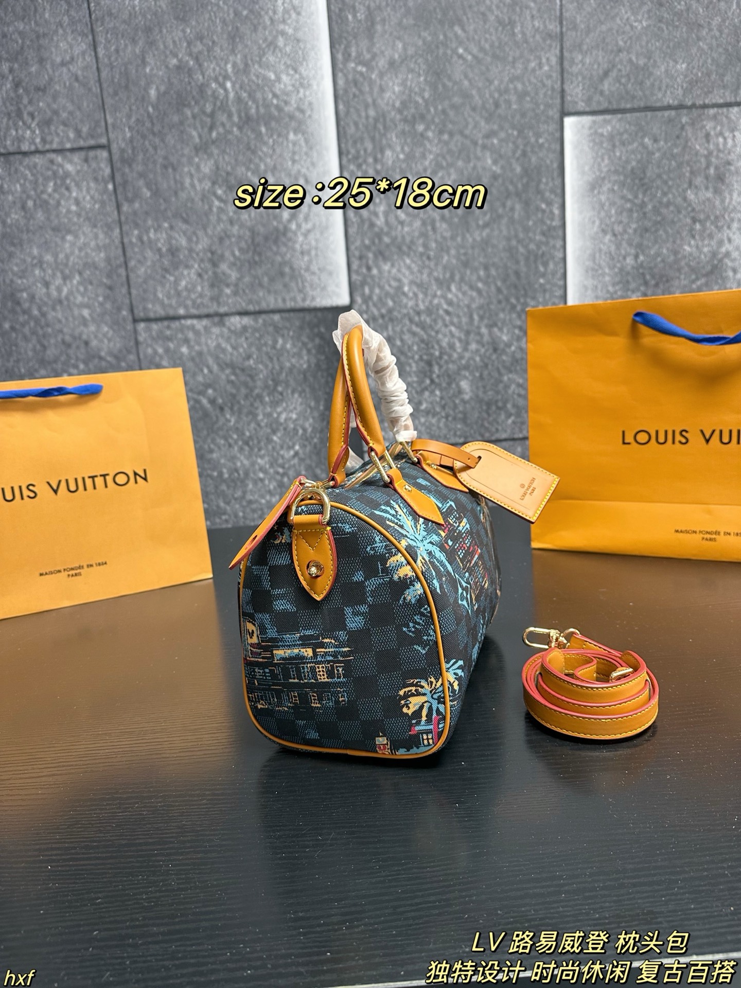 ❤️450包邮/原单代购级别
配盒
LV 路易威登 枕头包
LV 男孩 | 迈阿密之旅空,以迈阿密海滩为背景,展现了LV 男孩们到达后的度假衣橱。这轮的男士早秋系列好像比想像中吸引,每次拿东西都心情超好!尺寸超实用,13寸电脑、文件、水杯、化妆品轻松装下。一包多用超贴心。日常通勤、休闲出行都适配。搭西装干练,配T恤牛仔裤随性,完全不挑风格。
尺寸:25*18cm