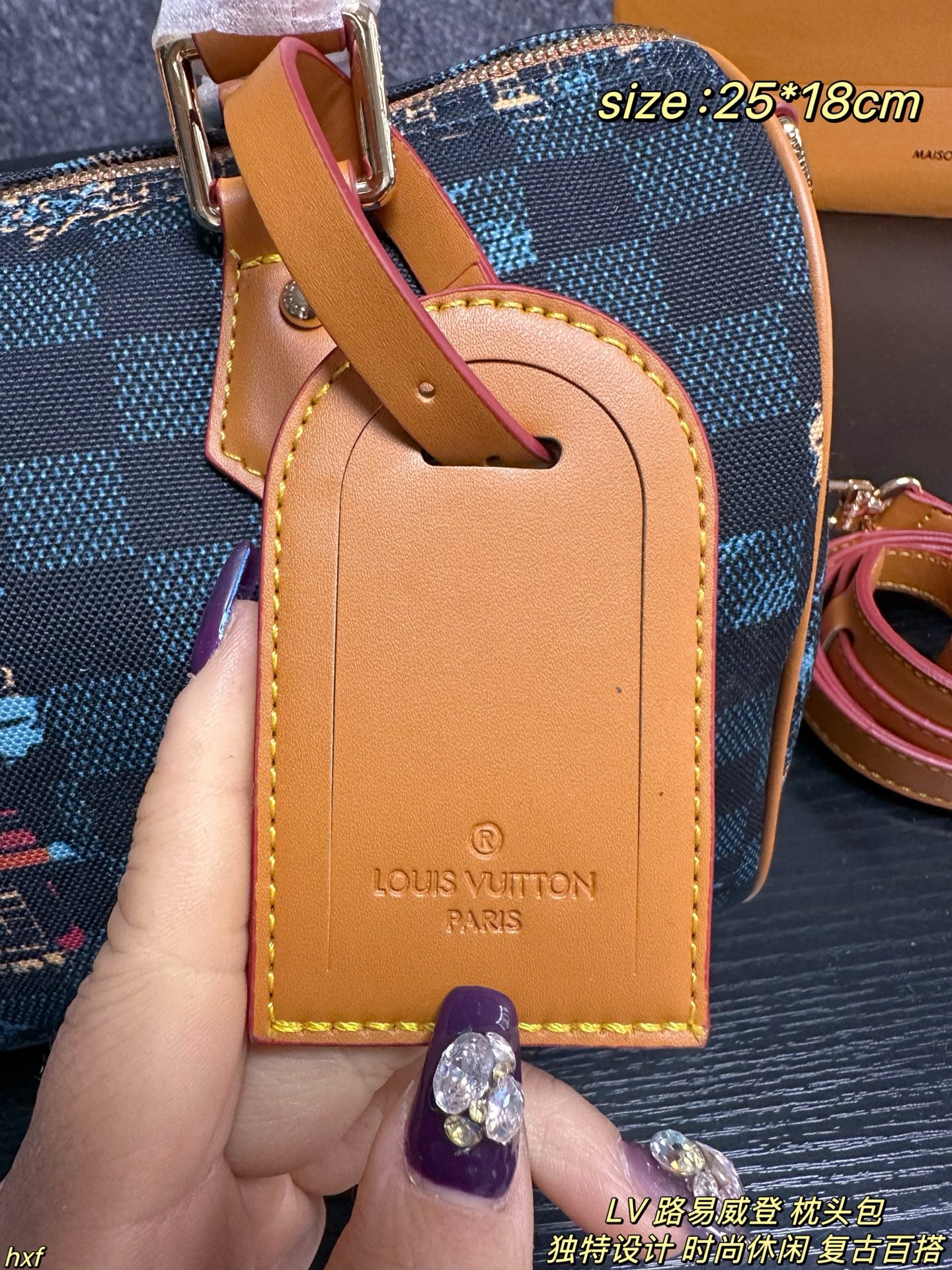 ❤️450包邮/原单代购级别
配盒
LV 路易威登 枕头包
LV 男孩 | 迈阿密之旅空,以迈阿密海滩为背景,展现了LV 男孩们到达后的度假衣橱。这轮的男士早秋系列好像比想像中吸引,每次拿东西都心情超好!尺寸超实用,13寸电脑、文件、水杯、化妆品轻松装下。一包多用超贴心。日常通勤、休闲出行都适配。搭西装干练,配T恤牛仔裤随性,完全不挑风格。
尺寸:25*18cm