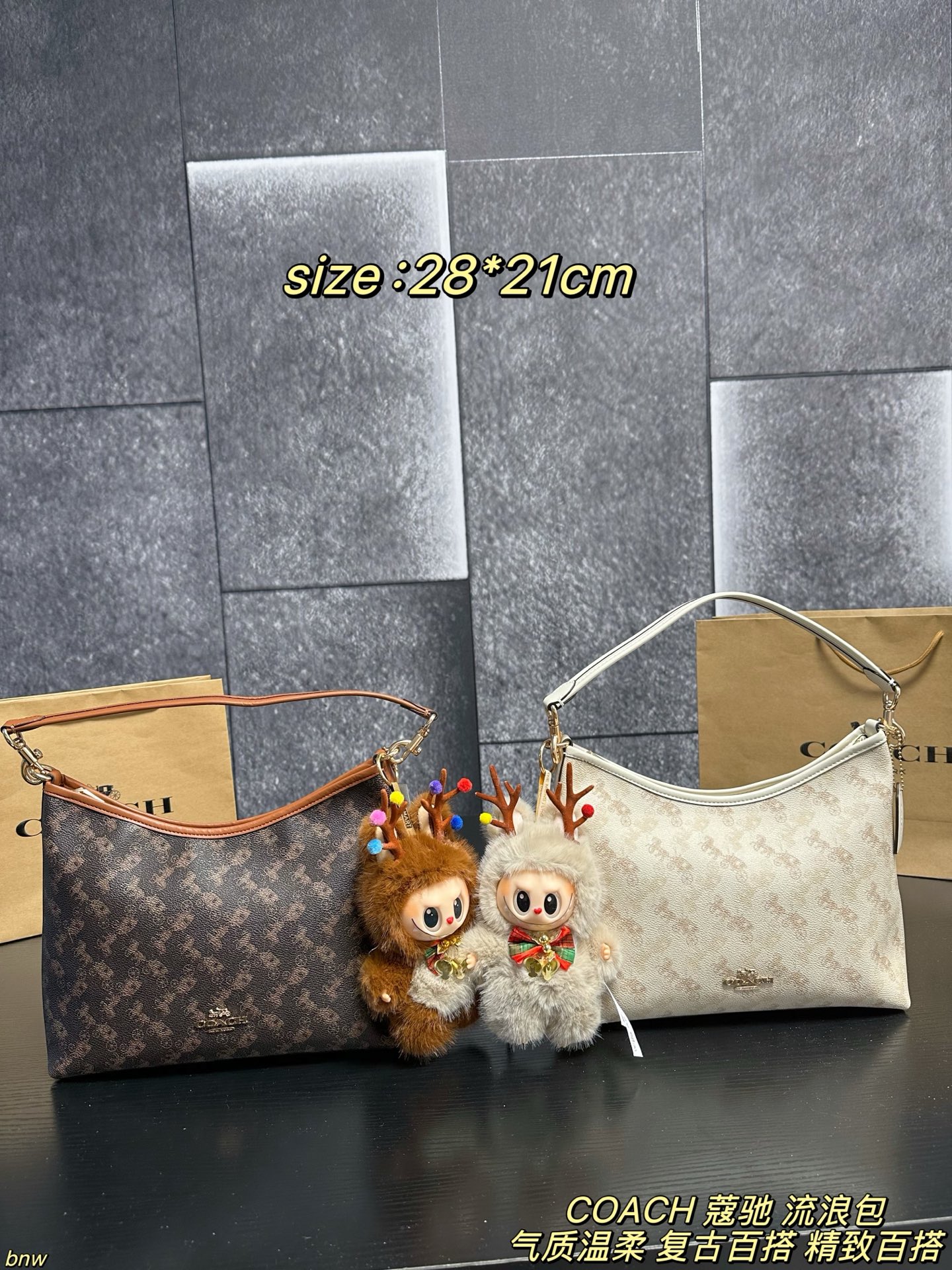 💰360配盒
COACH 蔻驰 流浪包
COACH|马车流浪👀 背上这个包包,ins刷到爆!真的太好看啦!被它的美貌和实用性折服了!💖 包身采用经典的logo印花设计,简约又不失高级感,无论是日常通勤还是周末约会,都能轻松驾驭。大小刚刚好,既能装下手机、钱包、口红等必备品,又不会显得臃肿。而且腋下包的设计解放了双手,逛街时再也不用担心包包滑落啦!🛍️ 质感方面更是没话说,皮质柔软细腻,五金配件也超级有质感,完全不输大牌!
尺寸:28*21cm