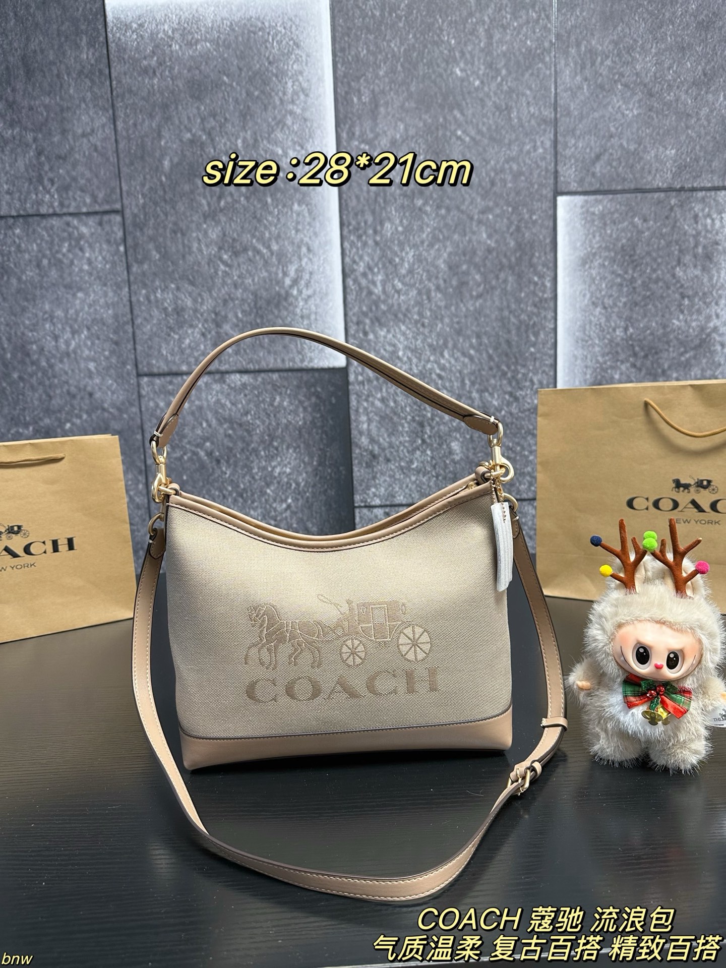 💰360配盒
COACH 蔻驰 流浪包
Coach 最新款Laurel 经典老花加大号流浪包，奶茶帆布拼皮，包身明显加高，顶部带拉链，安全又方便，海报款奶茶色一出场就爆火断货🔥深棕老花也超级经典啊，双肩带🉑手提，可腋下容量非常可以。
尺寸：28*21cm