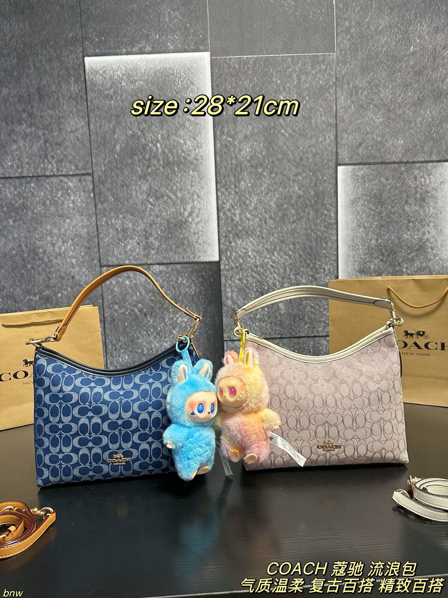 💰360配盒
COACH 蔻驰 流浪包
蔻驰的牛仔单宁Laurel流浪包太好看了吧,第一眼看到它就被它的颜值征服了!经典的丹宁牛仔蓝搭配Coach标志性的马车logo,复古又时髦,简直不要太好看!而且它的容量也超级大,手机、钱包、化妆品统统都能装下,日常通勤完全没问题!最最重要的是,它真的超级百搭!无论是搭配牛仔裤还是连衣裙,都能轻松驾驭,瞬间变身时尚
尺寸:28*21cm