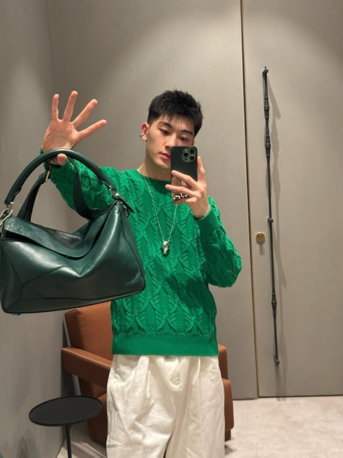 Loewe Puzzle : L'Élégance Décontractée en Cuir de Cerf Vert Profond 1 Loewe Puzzle : L'Élégance Décontractée en Cuir de Cerf Vert Profond