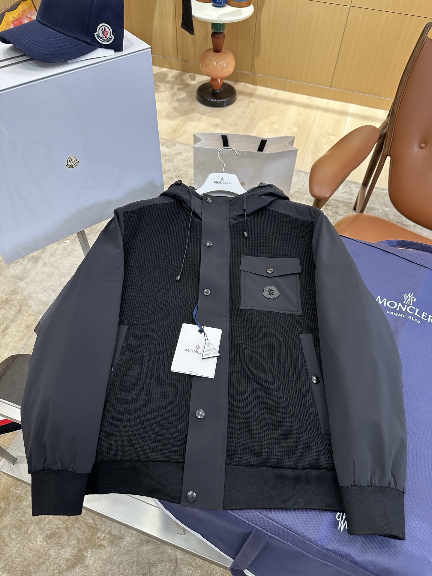 Пуховик Moncler
