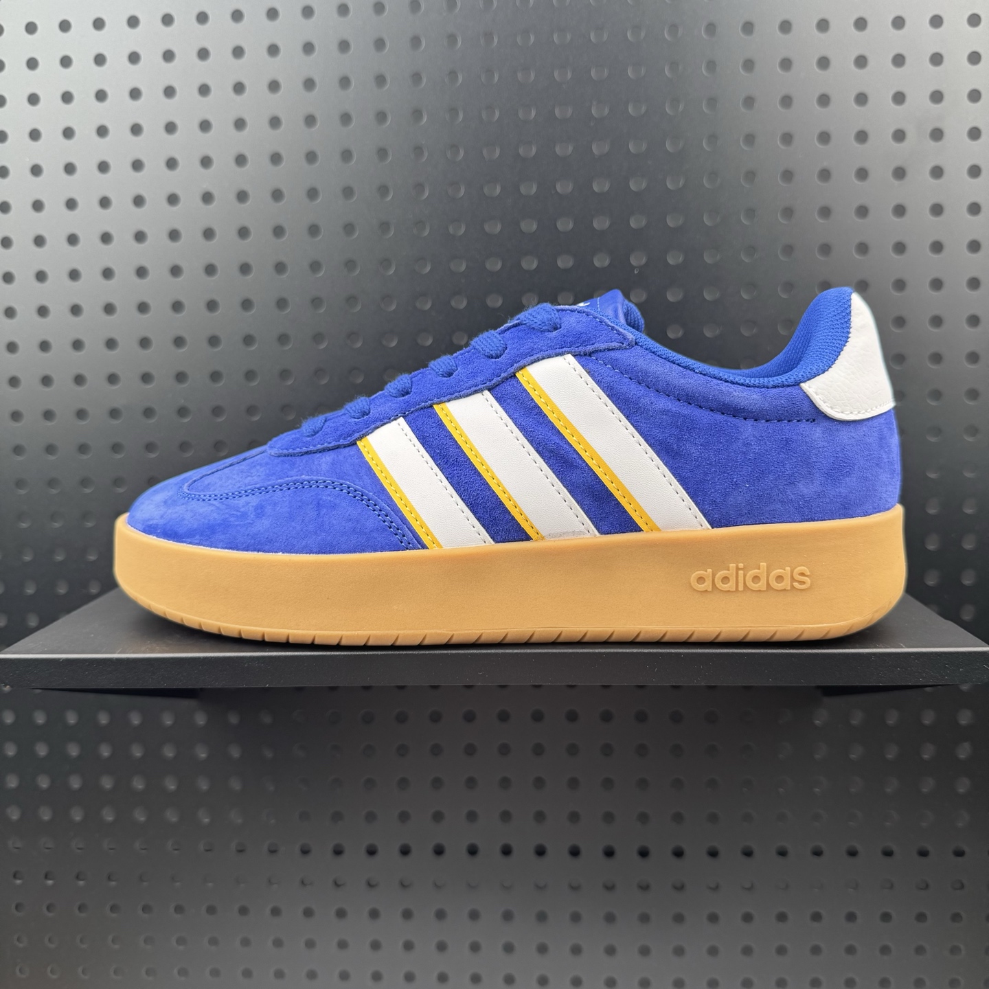 💰100
✅阿迪达斯 ADIDAS BARREDA 考拉派对 复古休闲 清新 舒适百搭 德训鞋 t字头 防滑耐磨 低帮 板鞋 男女款运动鞋。鞋头加宽设计提升了穿着舒适度，长时间步行不易疲劳，搭配轻量化鞋底轻量化鞋底材质，行走时能感受到良好的回弹支撑。外观设计上主打简约百搭风格，配色丰富且男女通用，适合日常通勤、轻运动等多种场景。好适合春夏穿🌊磨毛鞋面就非常有质感，脚感很好！穿起来软乎乎🍞正常尺码就好～#硬控我的百搭好鞋  #打翻春日调色盘  #超百搭复古板鞋  #最常穿的鞋  #开春好鞋推荐
货号:  JQ4239
尺码:  36-45含半码(24)