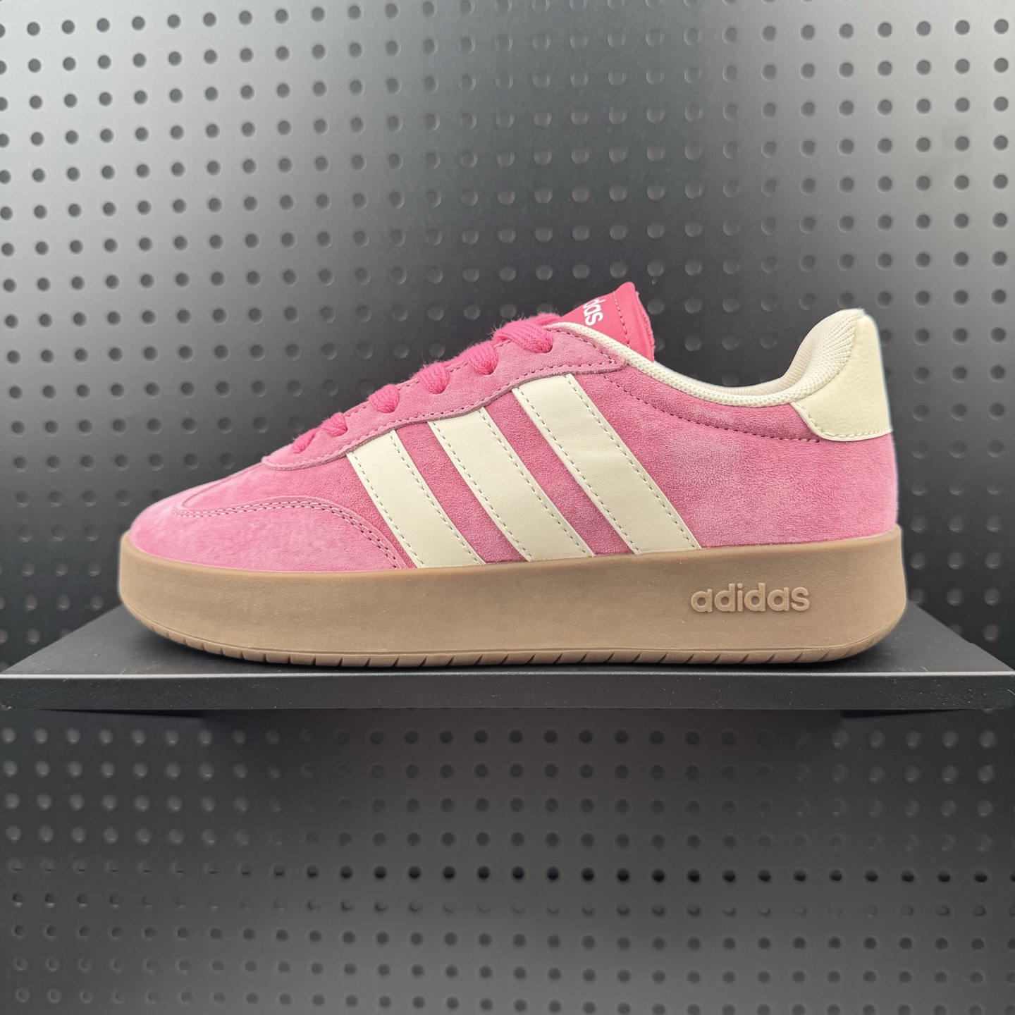 💰100
✅阿迪达斯 ADIDAS BARREDA 考拉派对 复古休闲 清新 舒适百搭 德训鞋 t字头 防滑耐磨 低帮 板鞋 男女款运动鞋。鞋头加宽设计提升了穿着舒适度，长时间步行不易疲劳，搭配轻量化鞋底轻量化鞋底材质，行走时能感受到良好的回弹支撑。外观设计上主打简约百搭风格，配色丰富且男女通用，适合日常通勤、轻运动等多种场景。好适合春夏穿🌊磨毛鞋面就非常有质感，脚感很好！穿起来软乎乎🍞正常尺码就好～#硬控我的百搭好鞋  #打翻春日调色盘  #超百搭复古板鞋  #最常穿的鞋  #开春好鞋推荐
货号:  JQ4237
尺码:  36-45含半码(24)