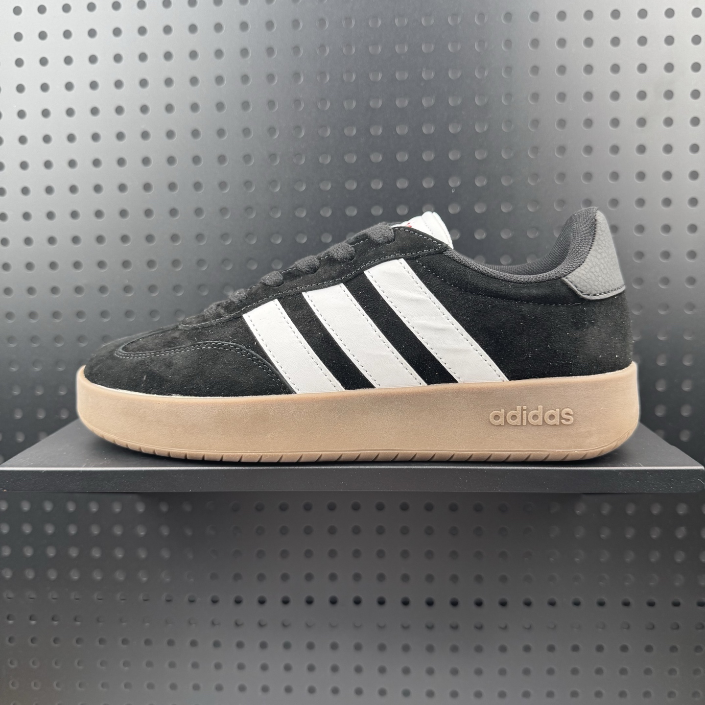 💰100
✅阿迪达斯 ADIDAS BARREDA 考拉派对 复古休闲 清新 舒适百搭 德训鞋 t字头 防滑耐磨 低帮 板鞋 男女款运动鞋。鞋头加宽设计提升了穿着舒适度，长时间步行不易疲劳，搭配轻量化鞋底轻量化鞋底材质，行走时能感受到良好的回弹支撑。外观设计上主打简约百搭风格，配色丰富且男女通用，适合日常通勤、轻运动等多种场景。好适合春夏穿🌊磨毛鞋面就非常有质感，脚感很好！穿起来软乎乎🍞正常尺码就好～#硬控我的百搭好鞋  #打翻春日调色盘  #超百搭复古板鞋  #最常穿的鞋  #开春好鞋推荐
货号:  JP7099
尺码:  36-45含半码(24)