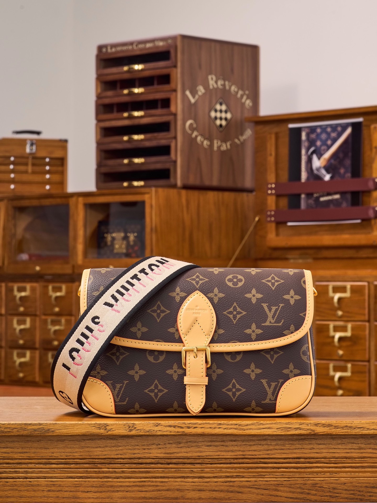 M45985: Bolso baguette Diane, con diseño de dos correas para los hombros, se puede usar como bolso para las axilas o se…