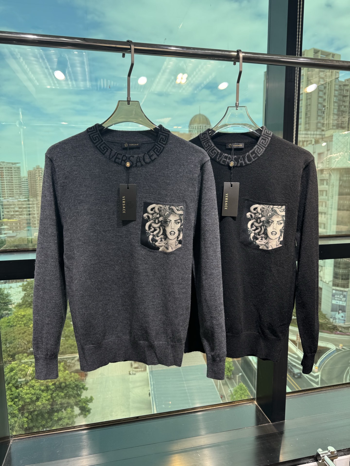 NO:655251,Autumn and winter hot items Versace's new autumn and winter styles are synchronized. Fashionable classic knitted sweaters. Must-have items for autumn and winter. Made of thickened knitted sweaters, exquisite, simple and elegant. Brand element embellishment design. There is not too much complicated craftsmanship. What is played is the fusion of design and materials. Simple European style. A must-have artifact for autumn and winter!  Size M-3xL,,versace,sweaters,alexander wang19860909秋冬爆品 范思哲 年秋冬新款 同步 时尚经典针织毛衣 秋冬必备款 采用针织衫加厚毛衣,精致简洁大方 品牌元素点缀设计 没有过多复杂的工艺 玩的就是设计与材质的融合 简约的欧风 秋冬季必备神器！ 尺码M-3xL,,versace,sweaters,alexander wang,Men's clothing