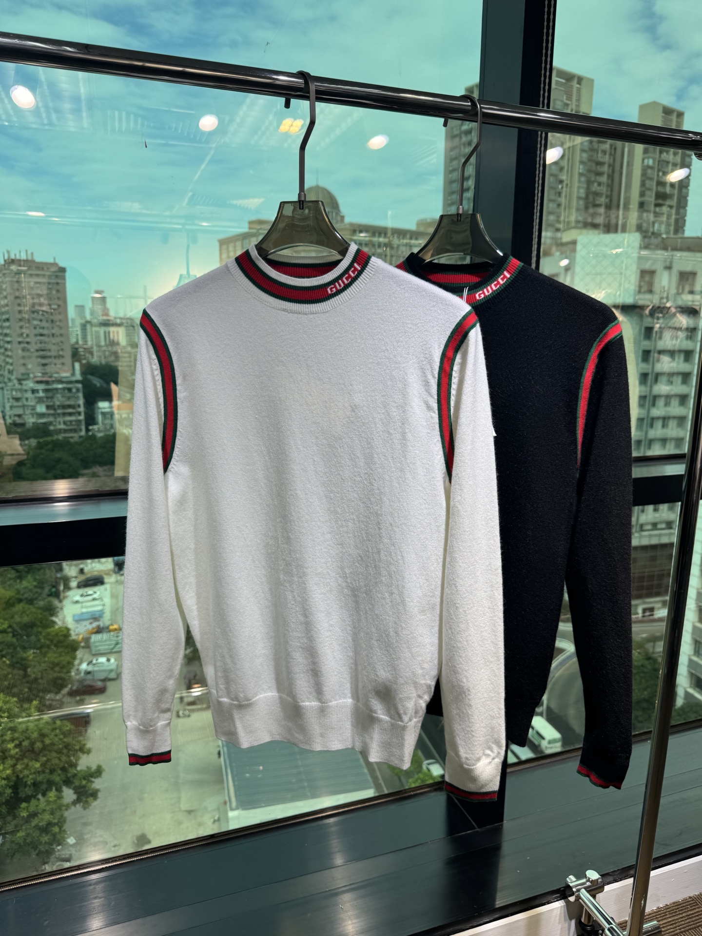 NO:655246,Autumn and winter hot items Gucci New autumn and winter new styles synchronously fashionable classic knitted sweaters, essential items for autumn and winter. Made of thickened knitted sweaters, exquisite, simple and elegant. Designed with brand elements embellishment. Not too complicated craftsmanship. What is played is the fusion of design and materials. Simple European style. A must-have artifact for autumn and winter!  Size M-3xL,,sweaters,alexander wang19860909秋冬爆品 古奇 年秋冬新款 同步 时尚经典针织毛衣 秋冬必备款 采用针织衫加厚毛衣,精致简洁大方 品牌元素点缀设计 没有过多复杂的工艺 玩的就是设计与材质的融合 简约的欧风 秋冬季必备神器！ 尺码M-3xL,,sweaters,alexander wang,Men's clothing