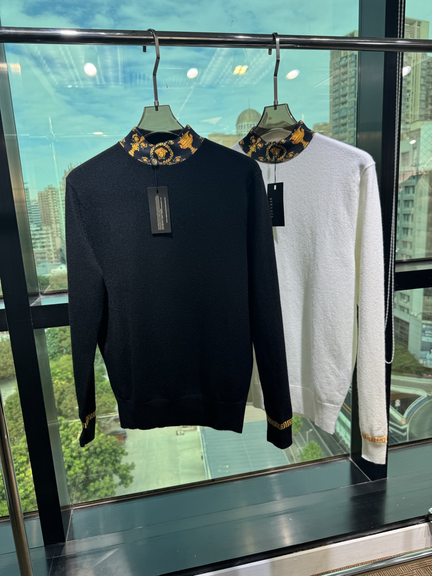 NO:655241,Autumn and winter hot items Versace's new autumn and winter styles are synchronized. Fashionable classic knitted sweaters. Must-have items for autumn and winter. Made of thickened knitted sweaters, exquisite, simple and elegant. Brand element embellishment design. There is not too much complicated craftsmanship. What is played is the fusion of design and materials. Simple European style. A must-have artifact for autumn and winter!  Size M-3xL,,versace,sweaters,alexander wang19860909秋冬爆品 范思哲 年秋冬新款 同步 时尚经典针织毛衣 秋冬必备款 采用针织衫加厚毛衣,精致简洁大方 品牌元素点缀设计 没有过多复杂的工艺 玩的就是设计与材质的融合 简约的欧风 秋冬季必备神器！ 尺码M-3xL,,versace,sweaters,alexander wang,Men's clothing