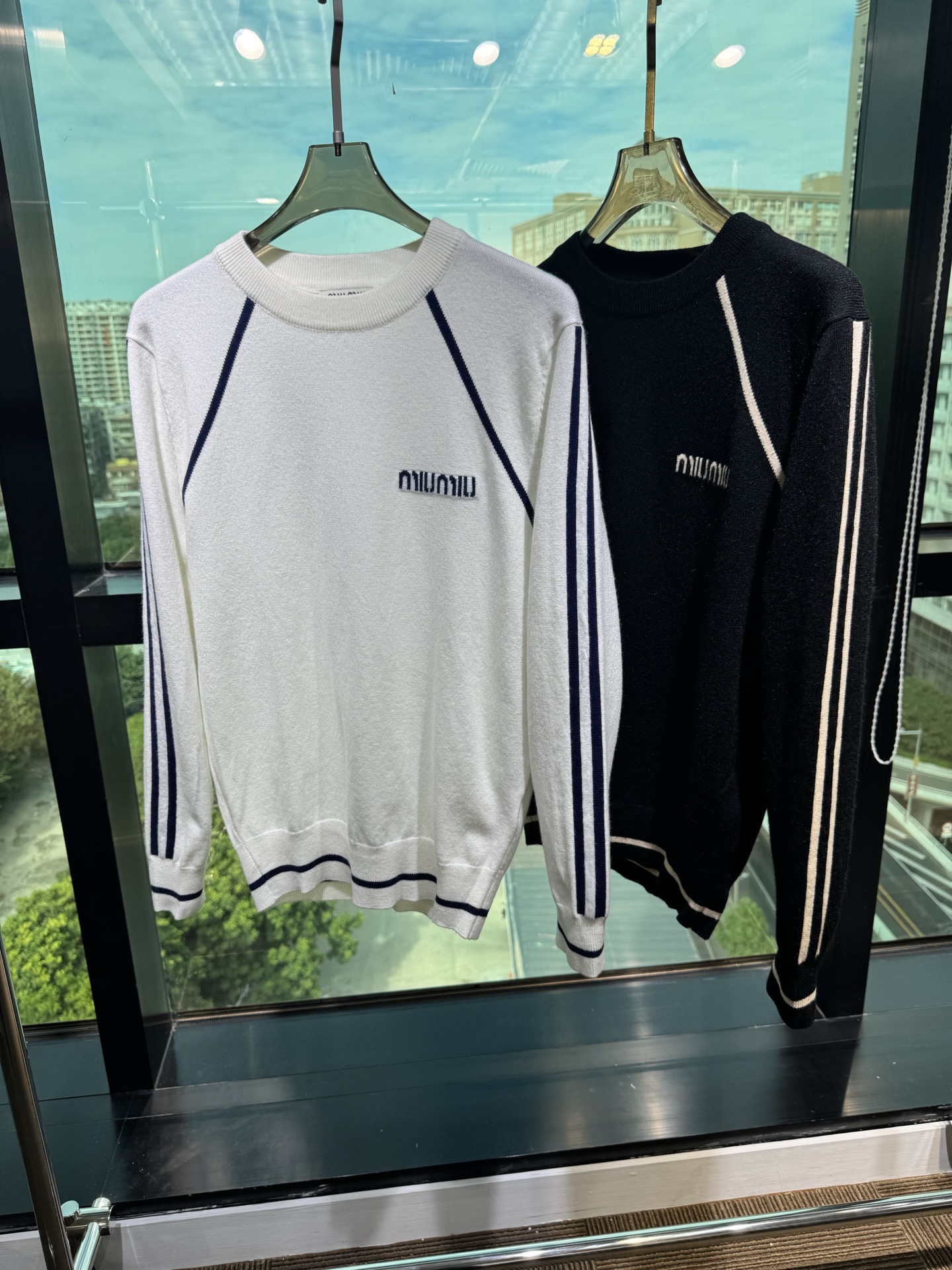 NO:655211,miumiu 25ss autumn and winter [new product] sweater is exclusively for sale, imported original technical wool worsted!  The fine knitting is integrated, and the color mixed weaving is purely handmade. The grade is extremely high, highlighting the taste and luxury of clothing. The craftsmanship is exquisite!  Customized original craftsmanship threaded upper body, extremely handsome, purchasing agent level counter, same style for men and women, size M-3XL,,miumiu,sweaters,alexander wang19860909miumiu 25ss秋冬【新品】毛衣专供狠货,进口原版科技羊毛精纺！精细针织一体,色彩混织纯手工技艺呈现 档次极高,凸显衣着品味与奢华 工艺精湛！定制原版工艺螺纹上身帅到爆,代购级别专柜男女同款 码数M-3XL,,miumiu,sweaters,alexander wang,Men's clothing