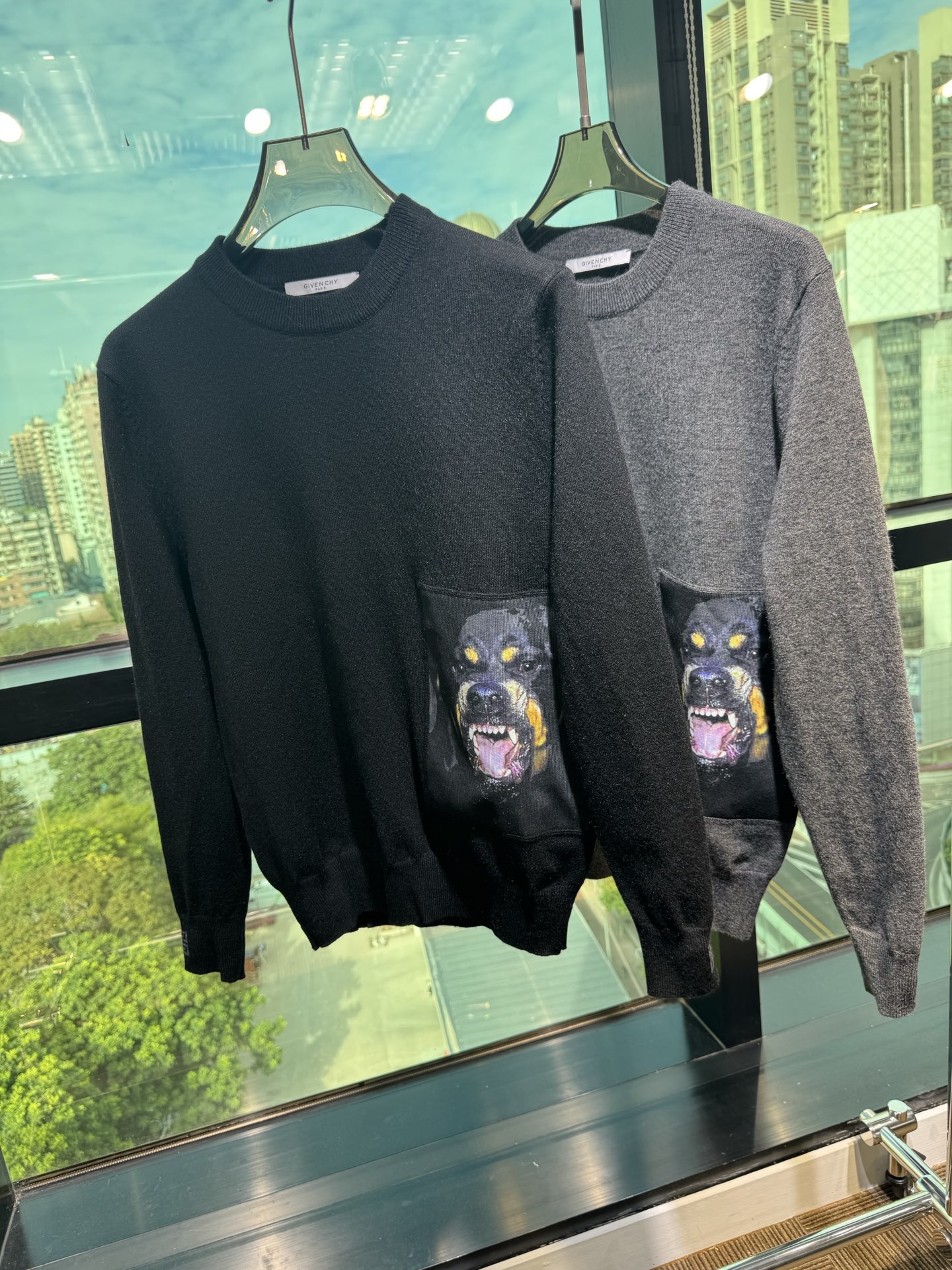 NO:655231,Autumn and winter hot items Givenchy's new autumn and winter styles are synchronized. Fashionable classic knitted sweaters. Must-have items for autumn and winter. Made of thickened knitted sweaters, exquisite, simple and elegant. Brand element embellishment design. Not too complicated craftsmanship. What is played is the fusion of design and materials. Simple European style. A must-have artifact for autumn and winter!  Size M-3xL,,givenchy,sweaters,alexander wang19860909秋冬爆品 纪梵希 年秋冬新款 同步 时尚经典针织毛衣 秋冬必备款 采用针织衫加厚毛衣,精致简洁大方 品牌元素点缀设计 没有过多复杂的工艺 玩的就是设计与材质的融合 简约的欧风 秋冬季必备神器！ 尺码M-3xL,,givenchy,sweaters,alexander wang,Men's clothing