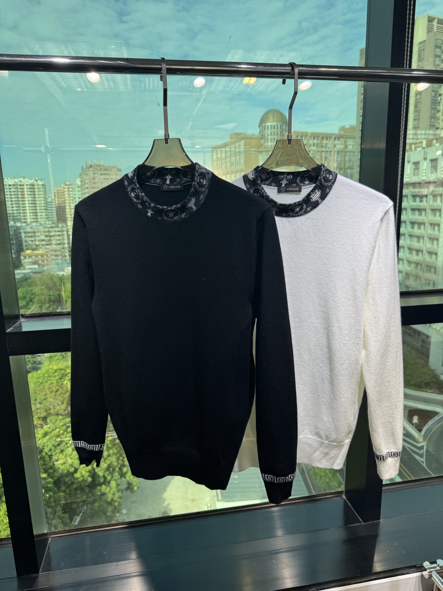 NO:655226,Autumn and winter hot items Versace's new autumn and winter styles are synchronized. Fashionable classic knitted sweaters. Must-have items for autumn and winter. Made of thickened knitted sweaters, exquisite, simple and elegant. Brand element embellishment design. There is not too much complicated craftsmanship. What is played is the fusion of design and materials. Simple European style. A must-have artifact for autumn and winter!  Size M-3xL,,versace,sweaters,alexander wang19860909秋冬爆品 范思哲 年秋冬新款 同步 时尚经典针织毛衣 秋冬必备款 采用针织衫加厚毛衣,精致简洁大方 品牌元素点缀设计 没有过多复杂的工艺 玩的就是设计与材质的融合 简约的欧风 秋冬季必备神器！ 尺码M-3xL,,versace,sweaters,alexander wang,Men's clothing