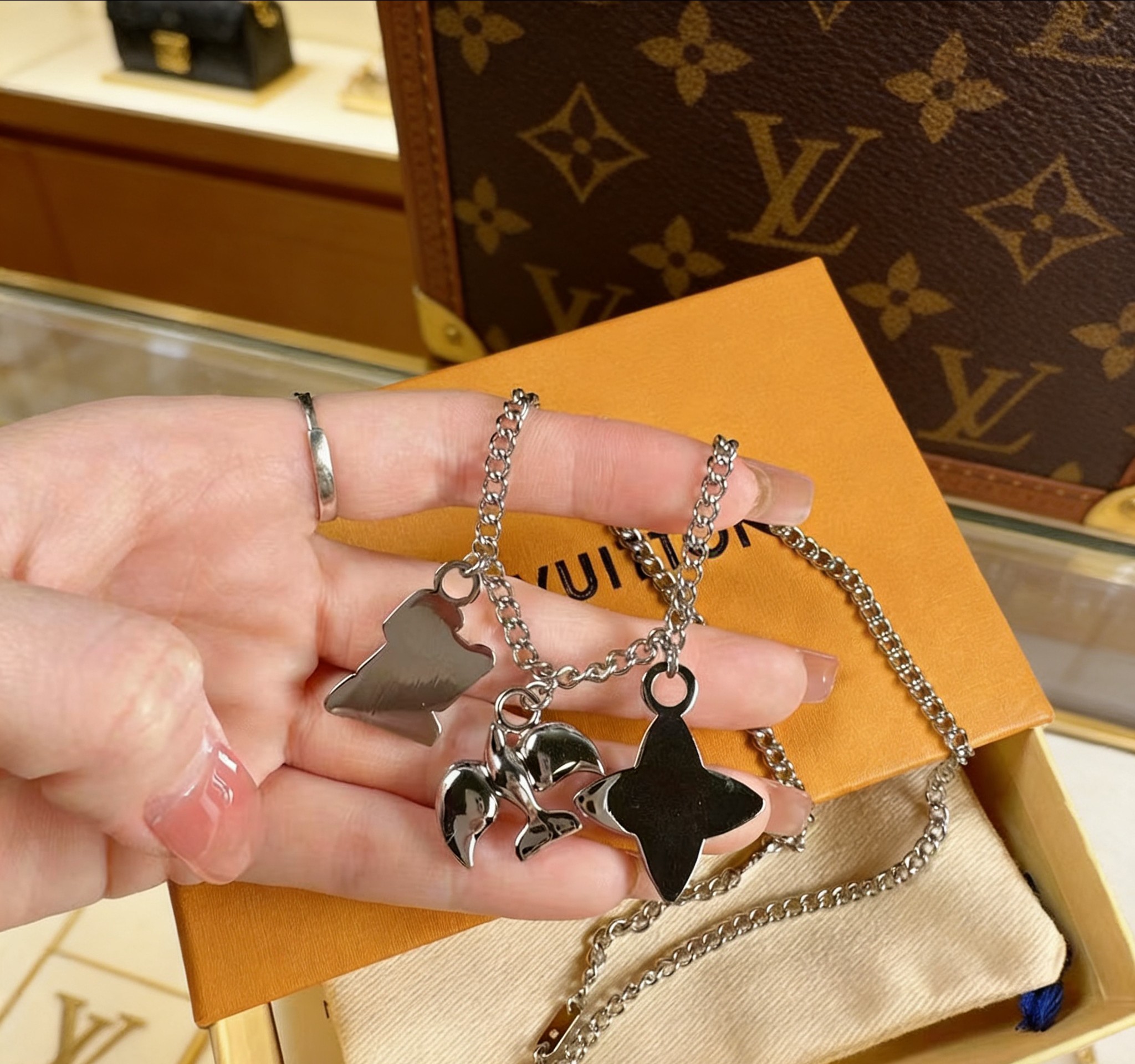 Louis Vuitton 驴家1V Dove 项链以自由精神解读品牌元素